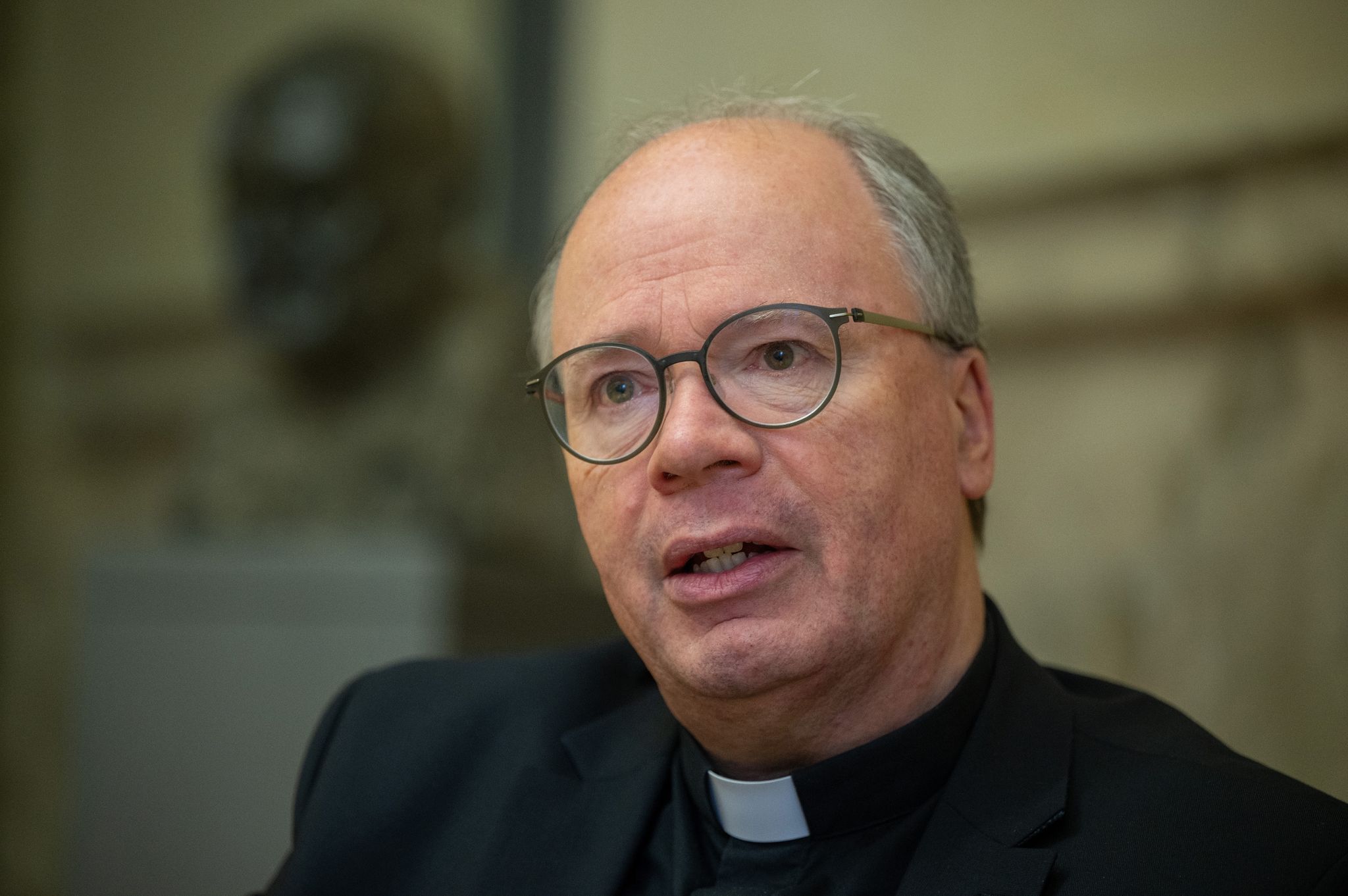 Der Trierer Bischof Stephan Ackermann spricht bei einem Interview.
