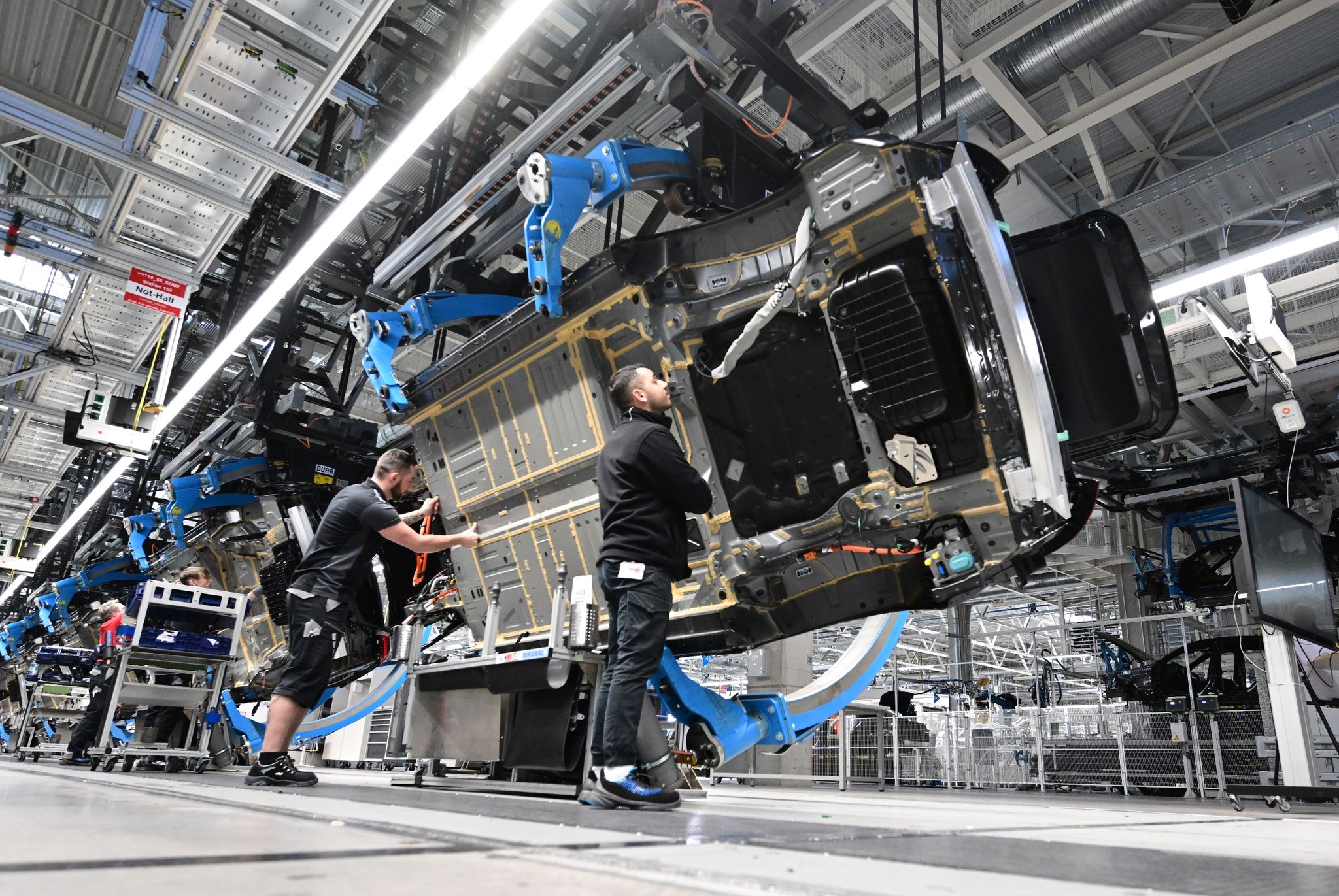 Mitarbeiter des Stuttgarter Autoherstellers Mercedes-Benz arbeiten in der Factory 56 im Werk in Sindelfingen.