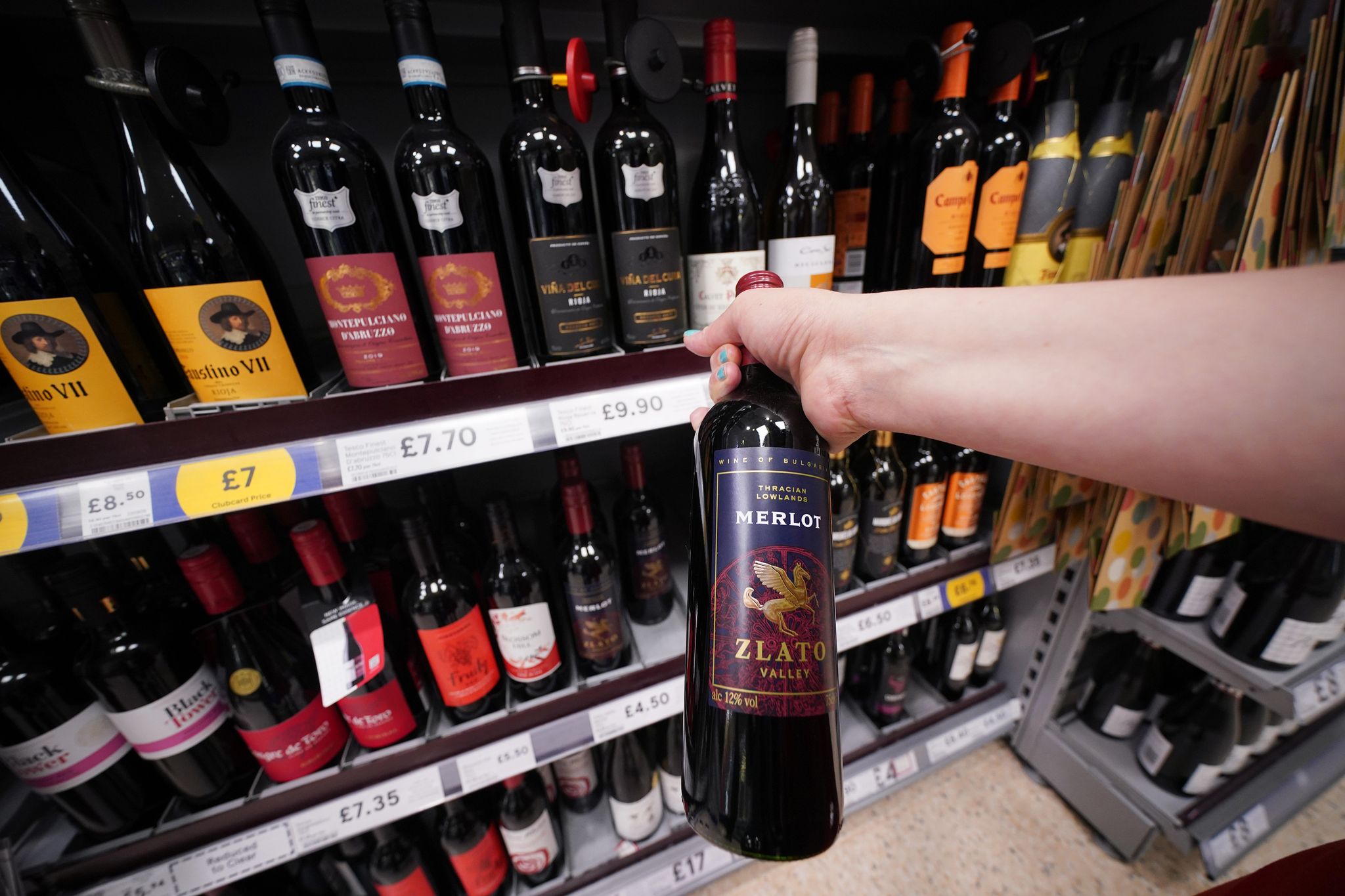 Künftig sollen die Menschen in Großbritannien auch wieder Wein und Sekt in Pint-Flaschen kaufen können.
