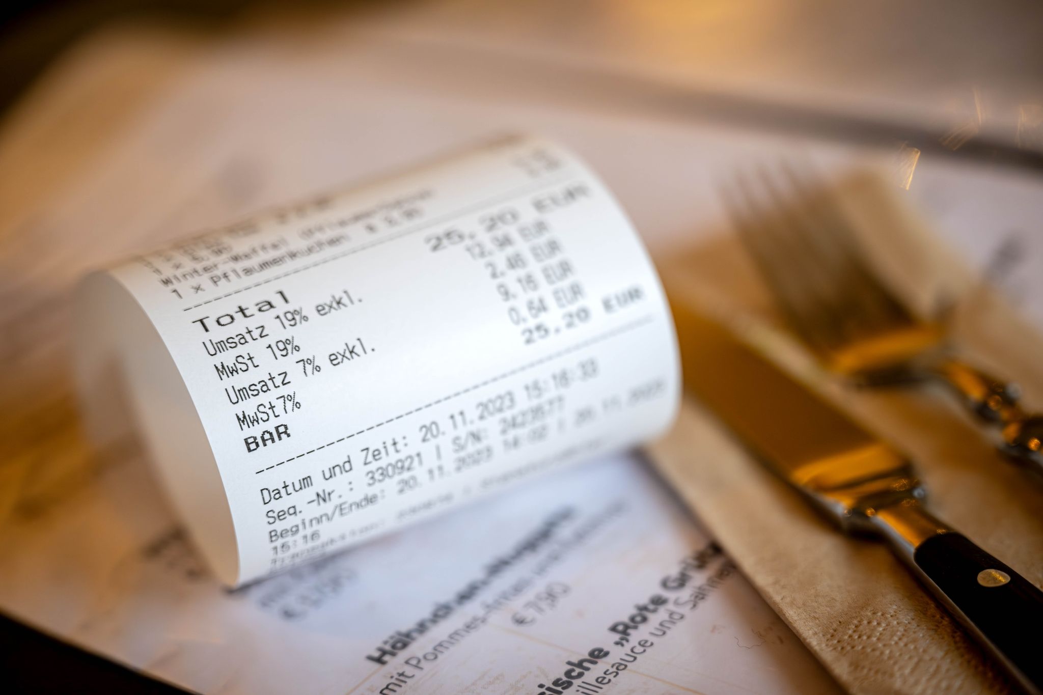 Ab 1. Januar gilt auf Speisen in der Gastronomie wieder der volle Mehrwertsteuersatz von 19 Prozent.