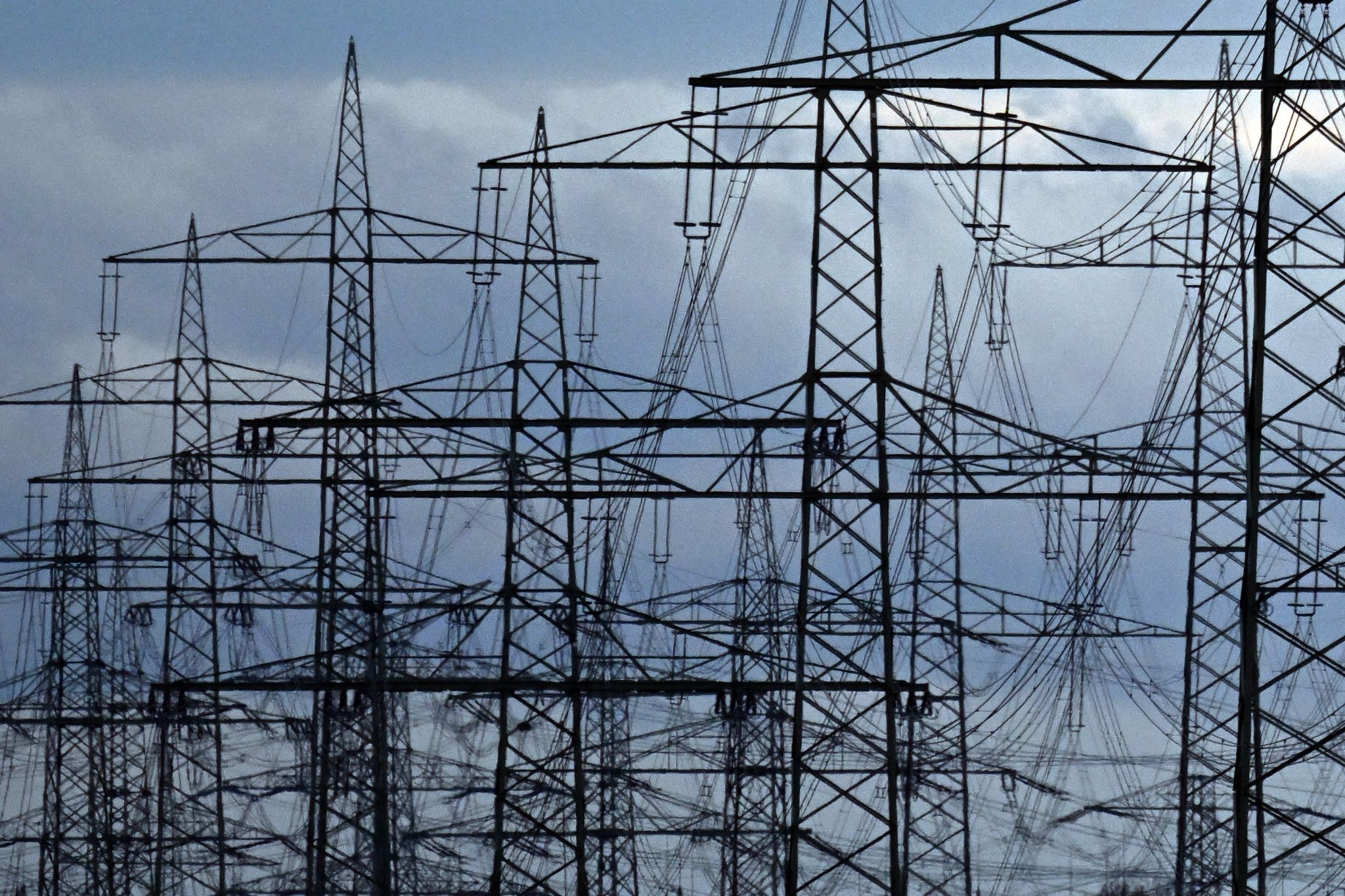 Strommasten auf einem Acker. «Die Zeit der billigen Energie ist vorbei», meint Netzagenturchef Müller.