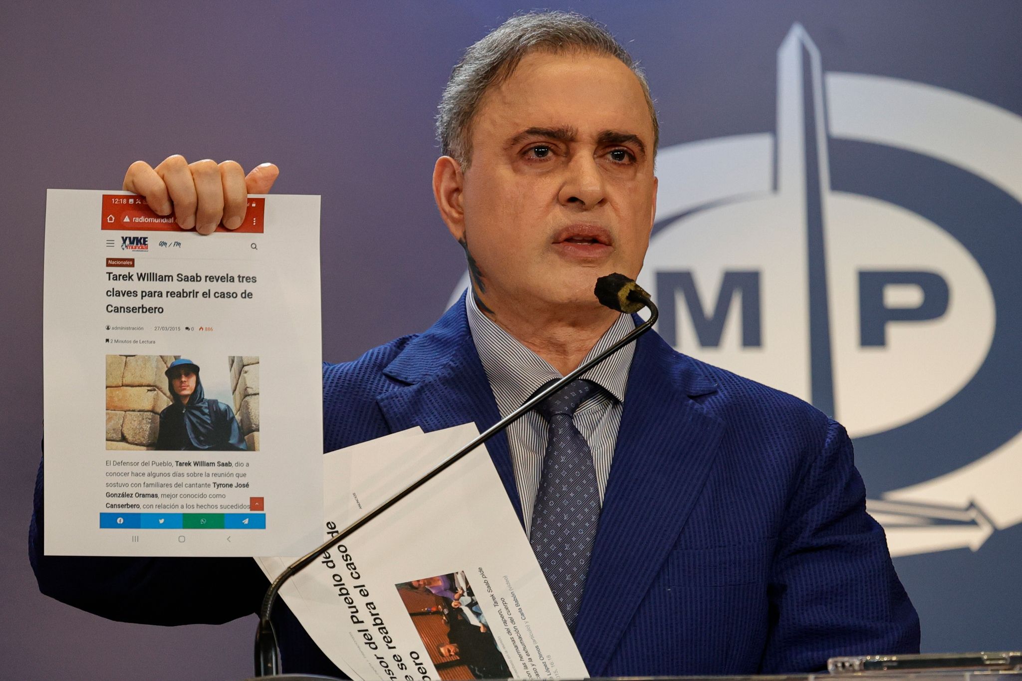 Der venezolanische Generalstaatsanwalt Tarek William Saab zeigt auf einer Pressekonferenz in Caracas einen Zeitungsartikel mit einem Bild des Rappers Canserbero.