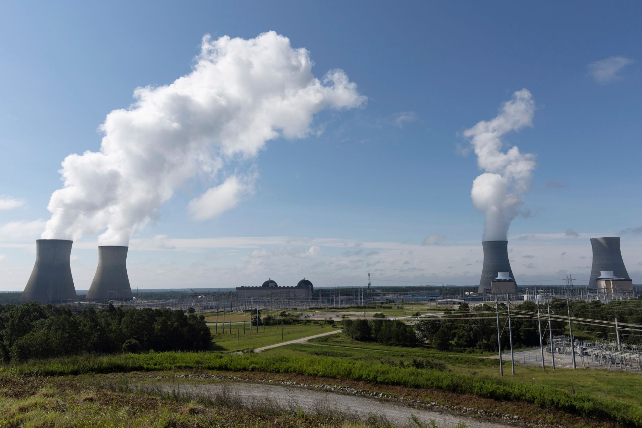 Im US-Bundesstaat Georgia ist der erste komplett neu konstruierte Atomkraftreaktor seit mehr als 30 Jahren ans Netz gegangen.