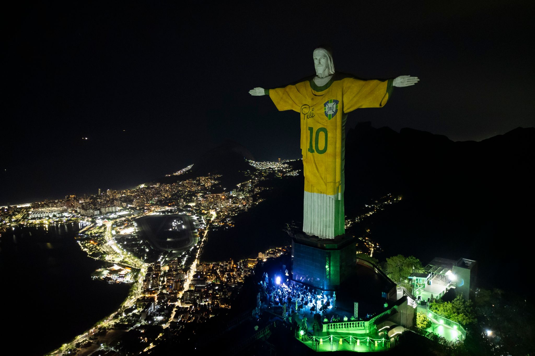 In Rio wird zu Ehren von Pelé die Christusstatue mit einem Trikot beleuchtet.