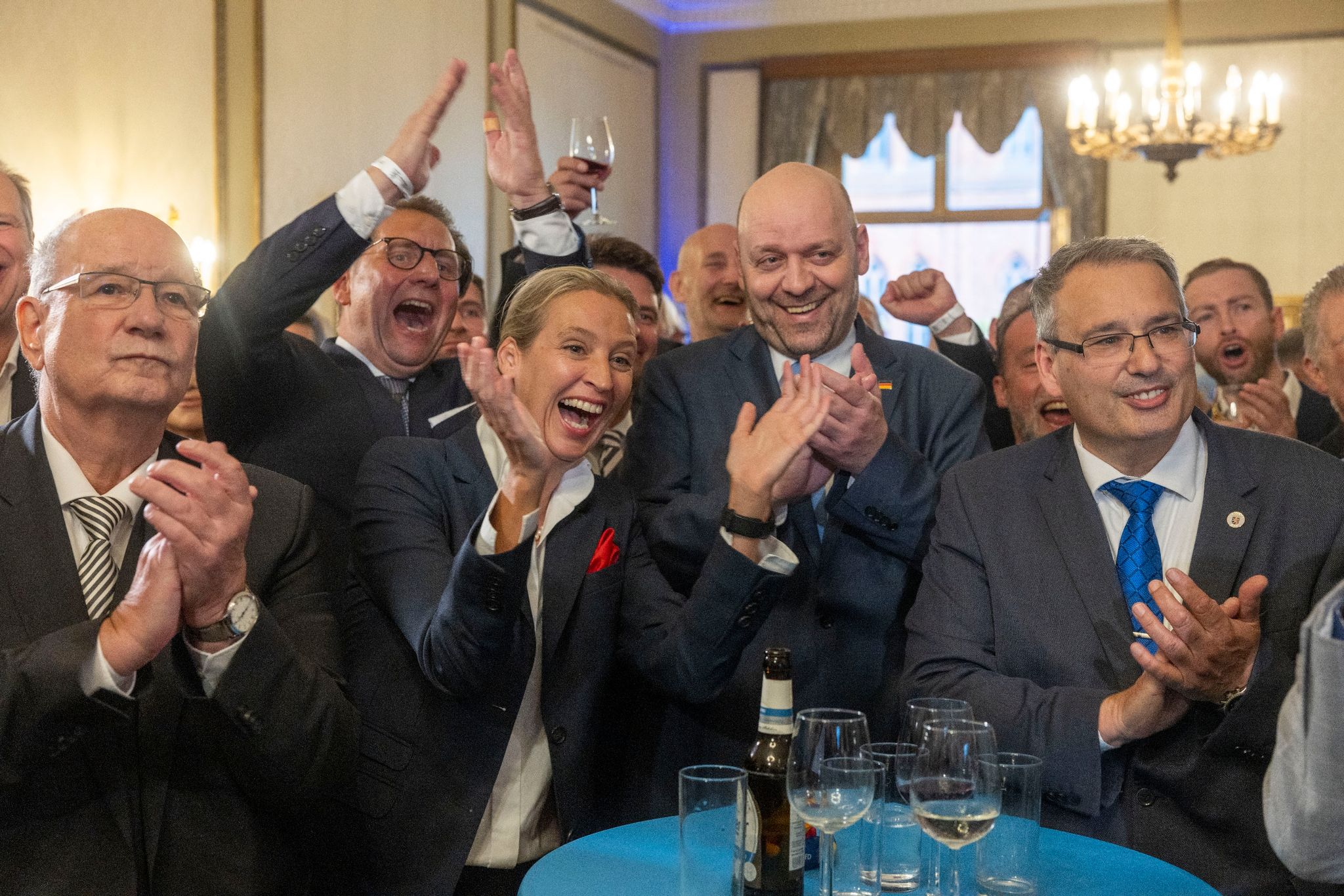 AfD-Chefin Alice Weidel jubelt mit Parteikollegen über Erfolge bei der Landtagswahl in Hessen.