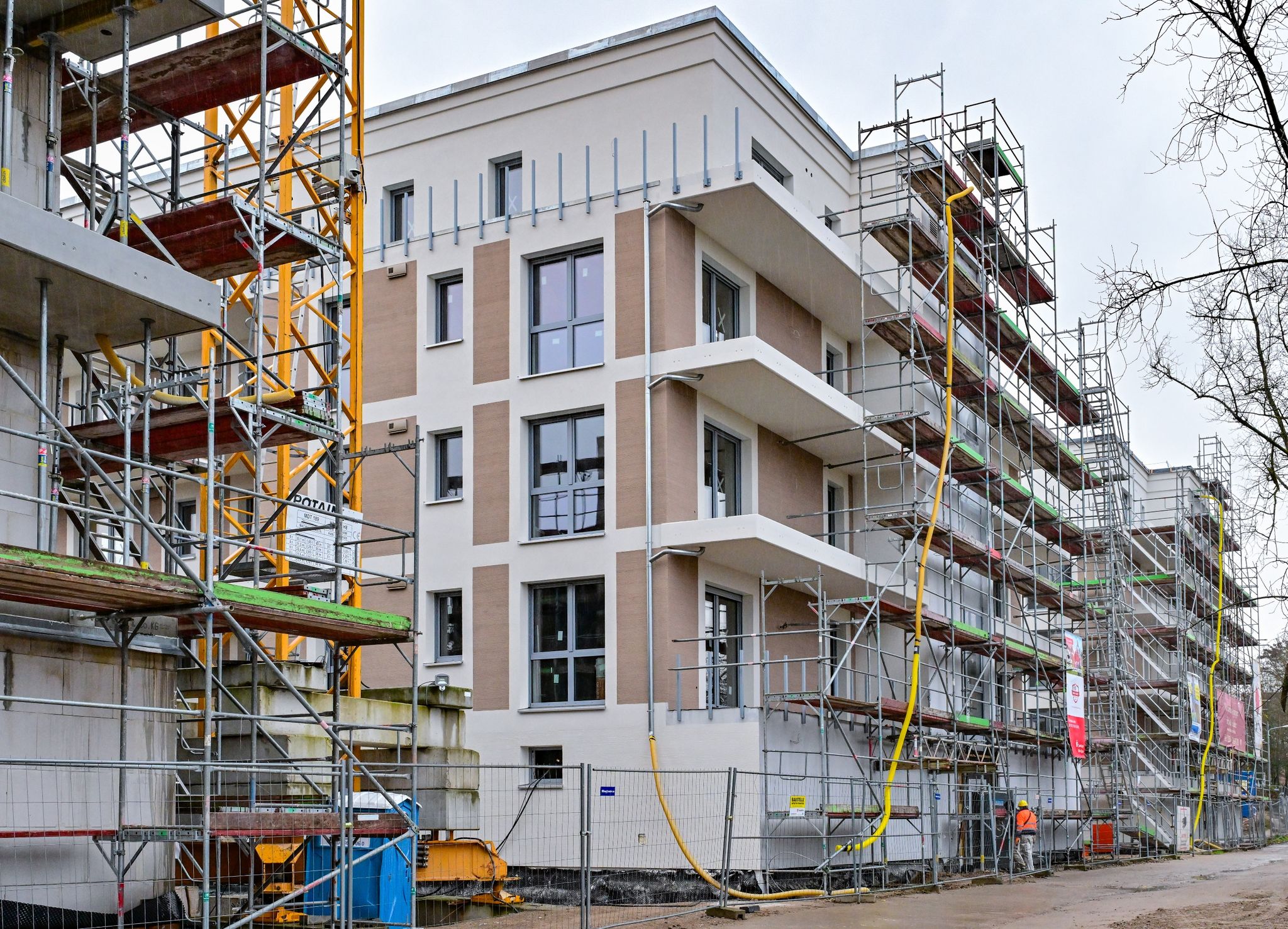 Eine Baustelle mit neuen Wohnungen in neu gebauten Mehrfamilienhäusern. Der Abruf staatlicher Zuschüsse zu Bausparverträgen hat ein Rekordniveau erreicht.