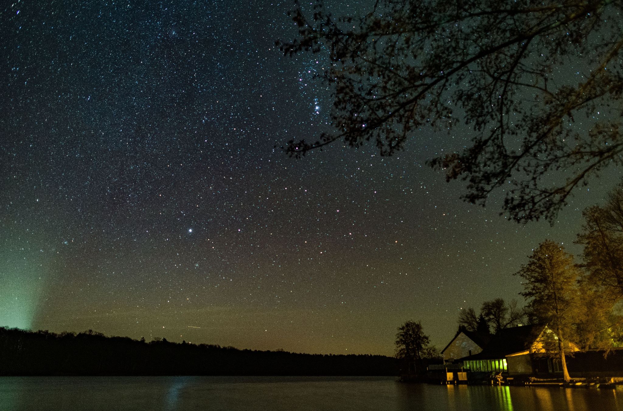 Ein kleiner Teil der Milchstraße ist am nächtlichen Sternenhimmel über dem Schwarzen See im Landkreis Märkisch-Oderland zu sehen.