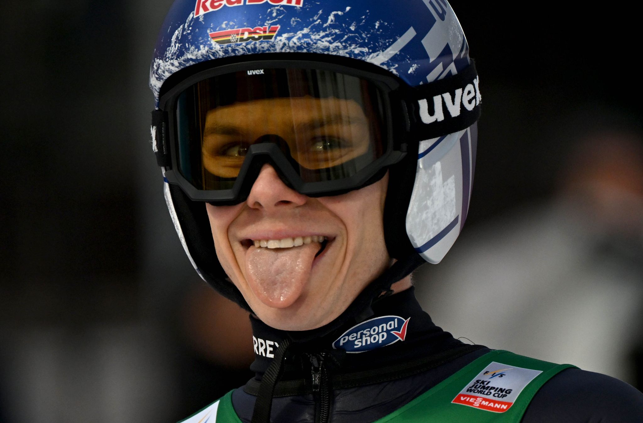 Bei Skisprung-Star Andreas Wellinger läuft es. Der 28 Jahre alte Olympiasieger belegte in Garmisch-Partenkirchen Rang drei. Er bleibt damit bei der Vierschanzentournee Führender in der Gesamtwertung.
