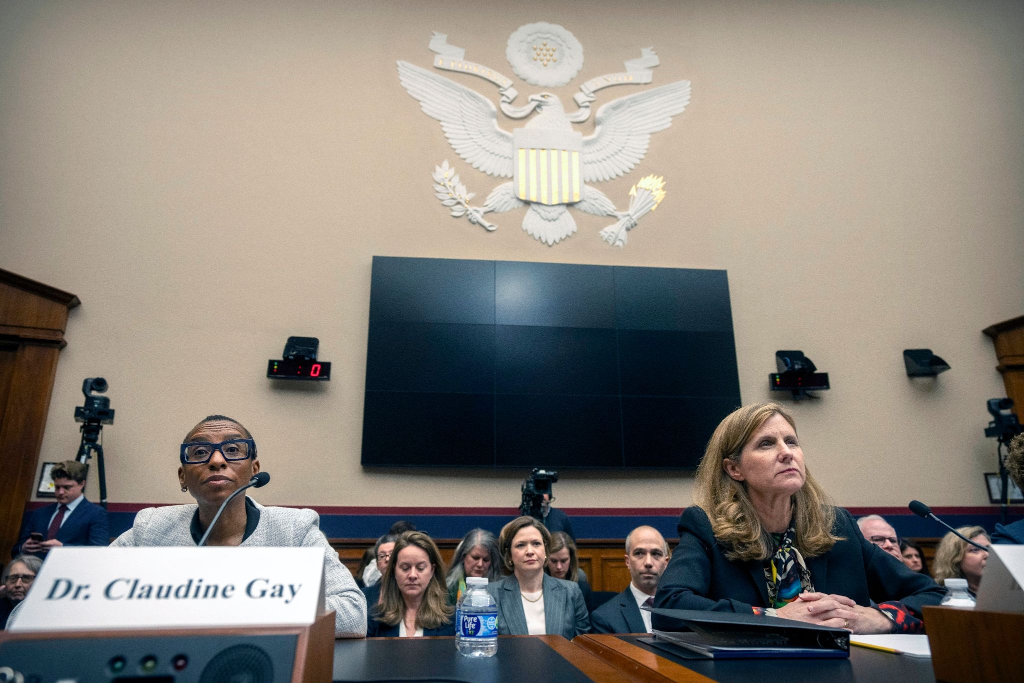 Die mittlerweile ehemaligen Universitätspräsidentinnen Claudine Gay (Harvard, l) und Liz Magill (Pennsylvania, r.) während einer Anhörung im Dezember vor dem Bildungsausschusses des US-Repräsentantenhauses in Washington.