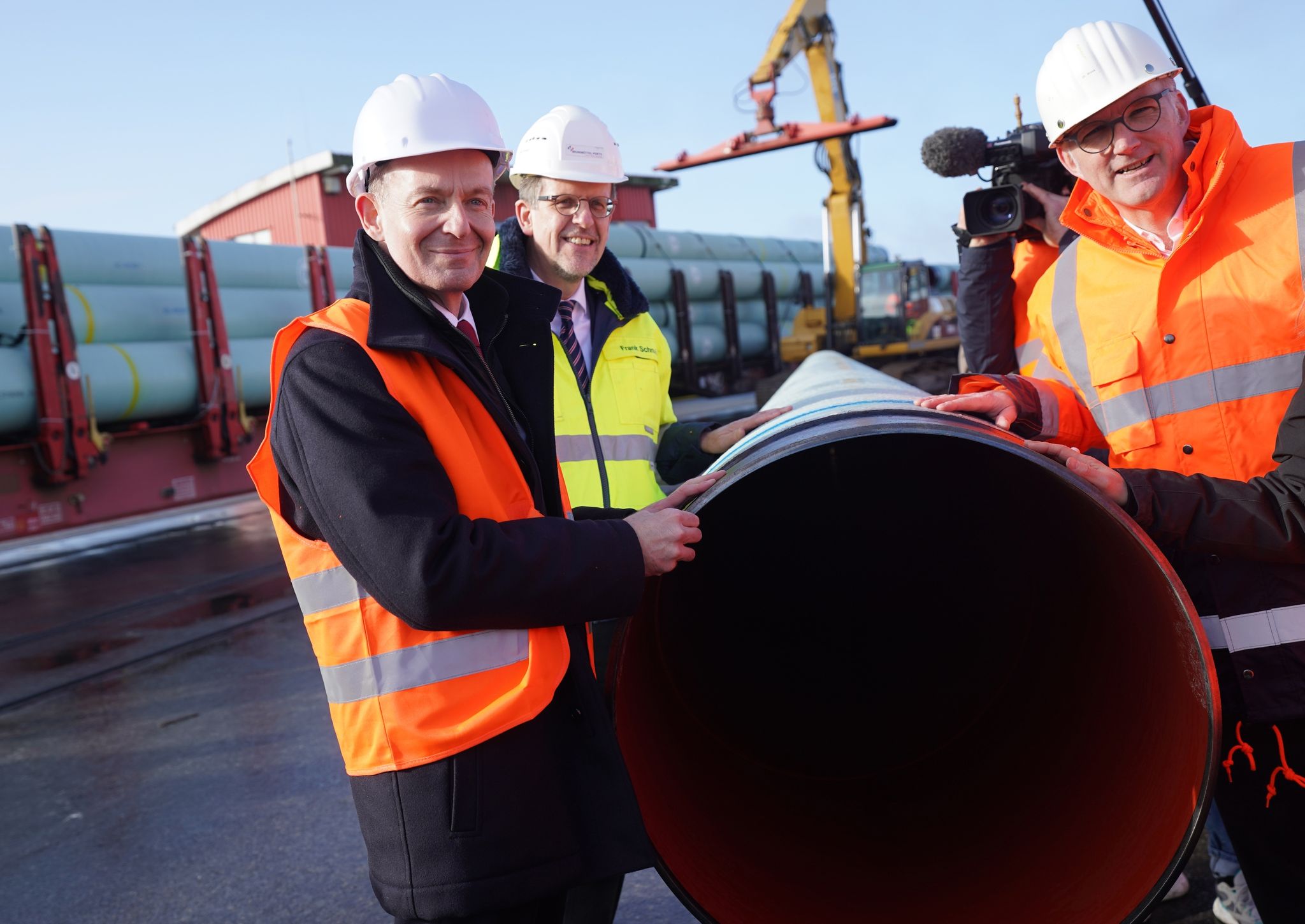 Bundesverkehrsminister Volker Wissing (l) bei einem Pressetermin zum Bau der neuen LNG-Pipeline in Brunsbüttel. An der Pipeline wurden nun Löcher gefunden - die Ermittlungen laufen.