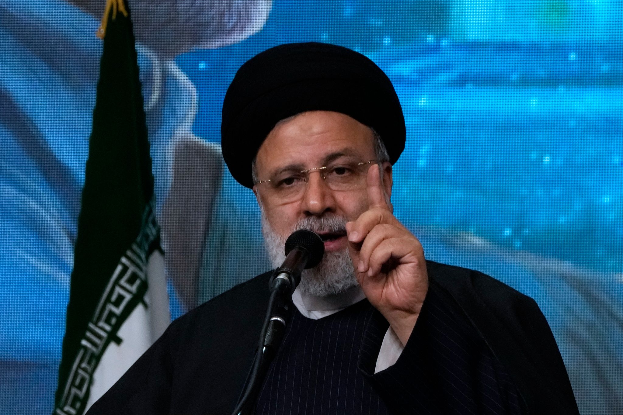 Der iranische Präsident Ebrahim Raisi hat eine entschiedene Reaktion angekündigt. Die Staatsführung verurteilte die Attacke aufs Schärfste, vermied aber Schuldzuweisungen.