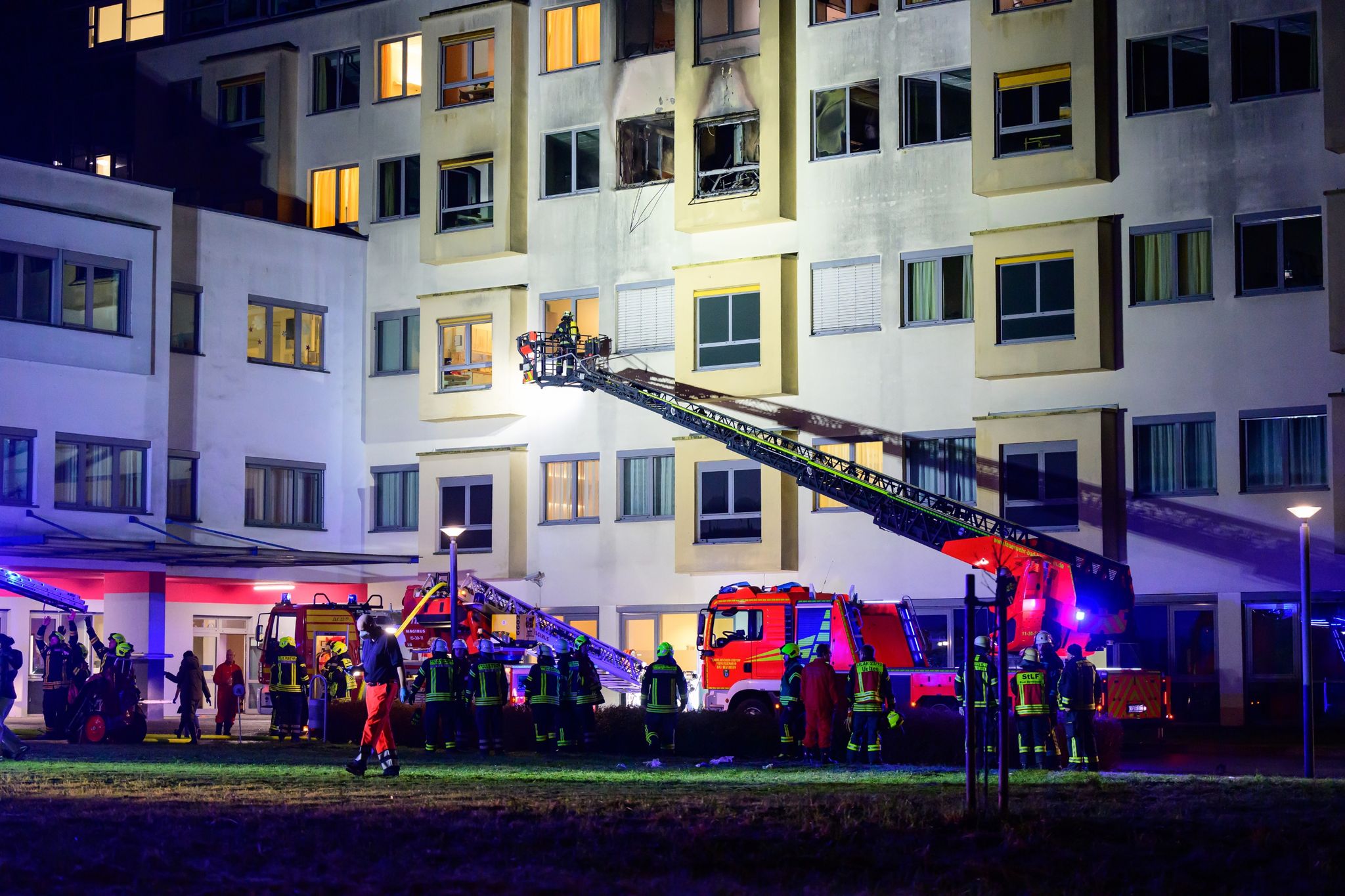 Bei einem Brand in einem Krankenhaus in der niedersächsischen Stadt Uelzen sind vier Menschen ums Leben gekommen.
