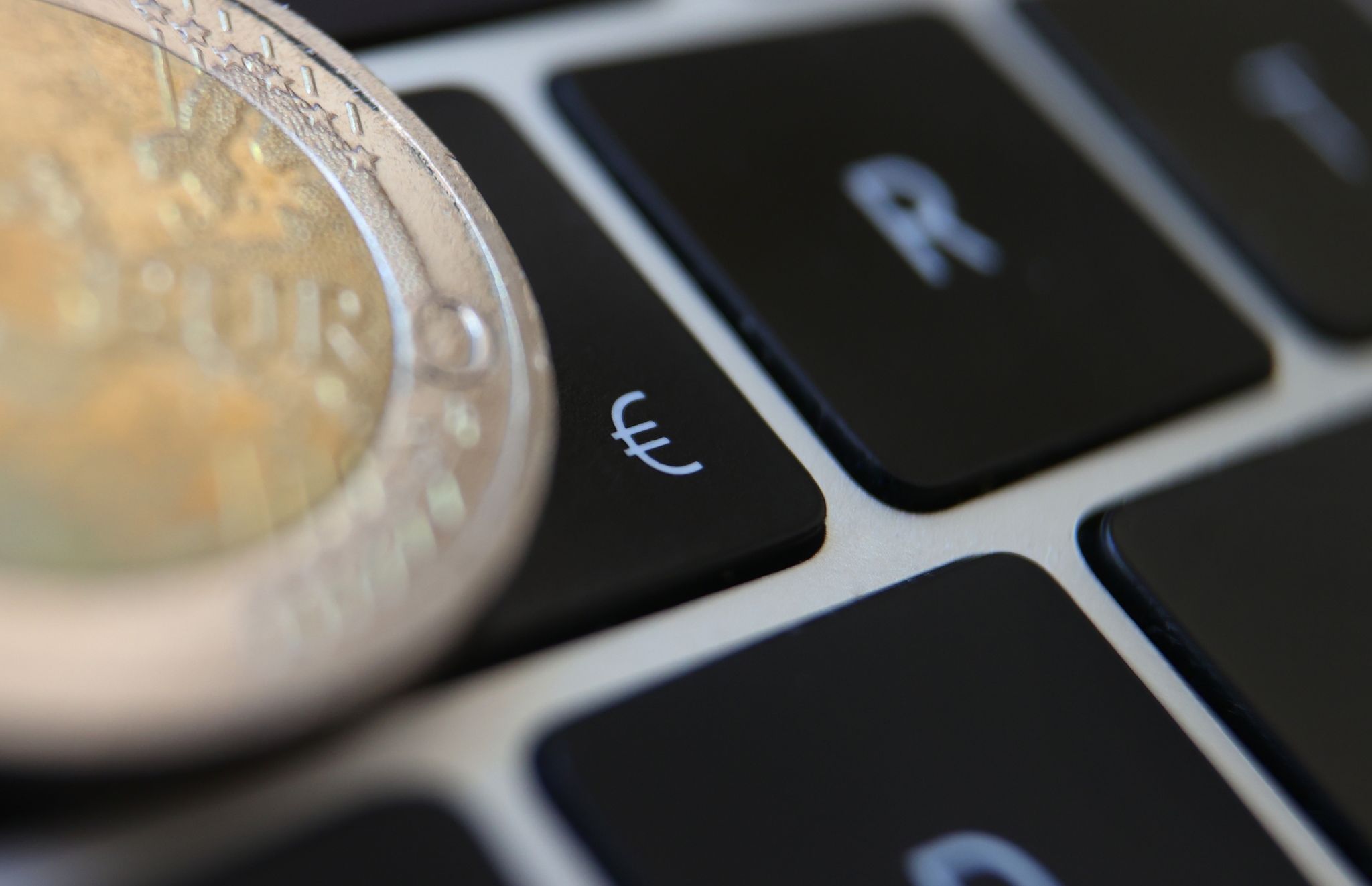 Mit dem digitalen Euro «hätten Verbraucherinnen und Verbraucher die Möglichkeit, neben Banknoten und Münzen auch eine digitale Form von Zentralbankgeld zu nutzen», sagt die EZB.