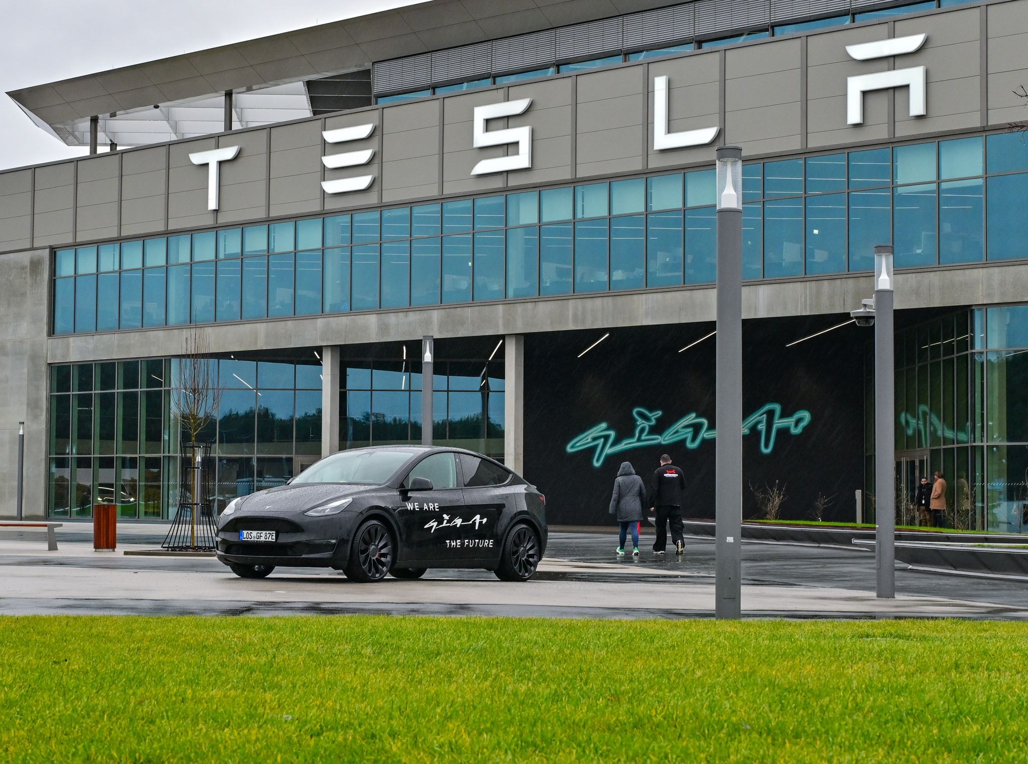Ein Elektrofahrzeug vom Typ Tesla Model Y steht vor der Tesla Gigafactory Berlin-Brandenburg.