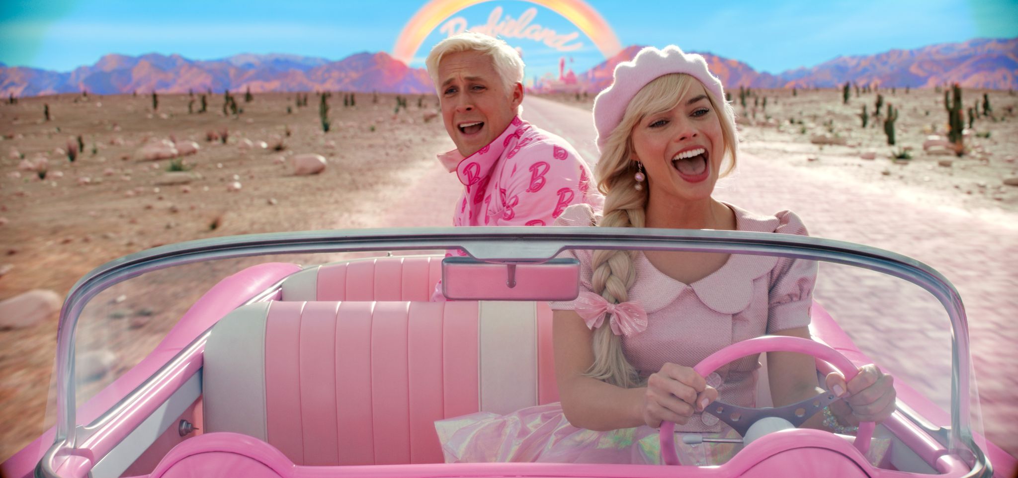 Ryan Gosling als Ken und Margot Robbie als Barbie in einer Szene der Films "Barbie".