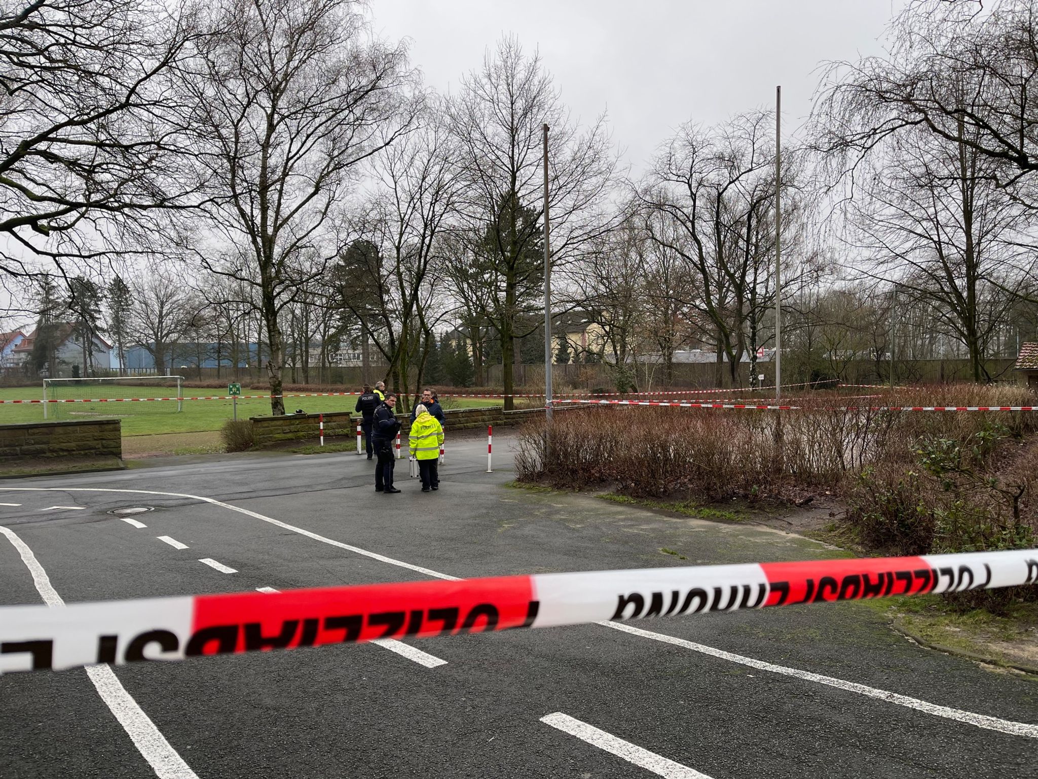 Polizeiabsperrung am Fundort eines Neugeborenen unweit eines Schulgeländes in Bielefeld.