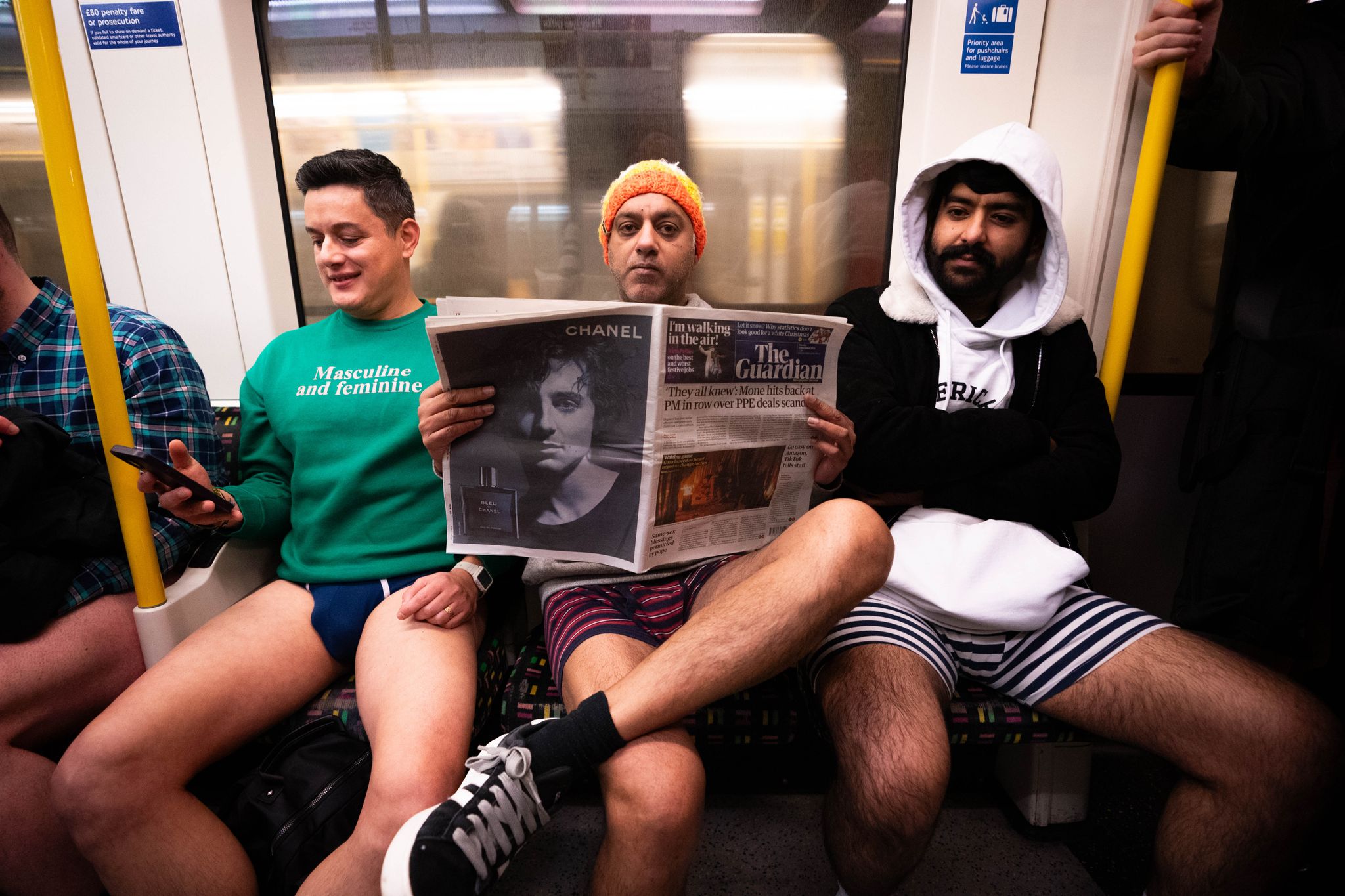Ungewöhnliche Szene in der Londoner U-Bahn: Menschen fahren ohne Hose mit der Circle Line Tube und nehmen damit an der jährlichen «No Trousers Tube Ride» teil.