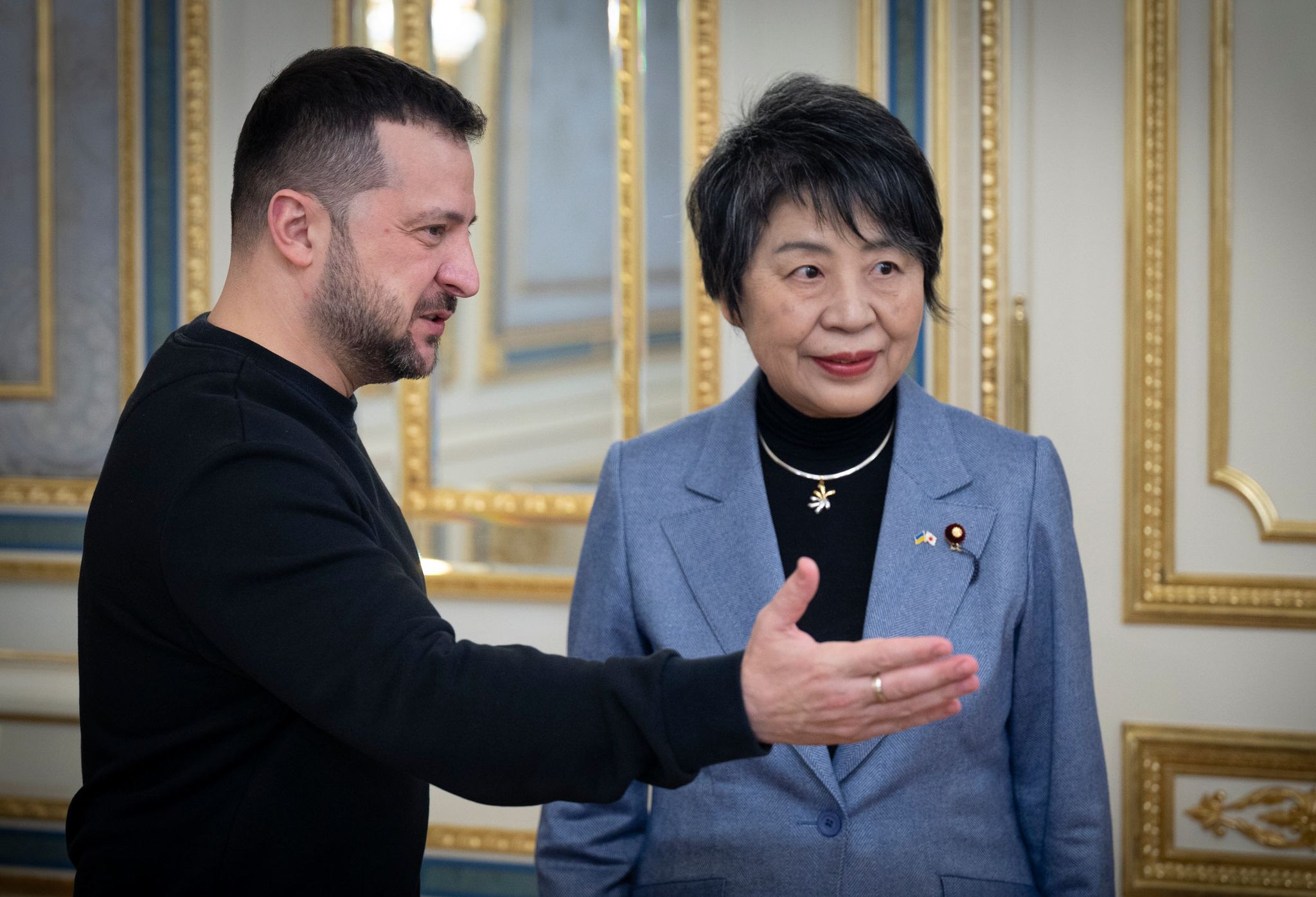 Der ukrainische Präsident Wolodymyr Selenskyj (l) begrüßt die japanische Außenministerin Yoko Kamikawa in Kiew.