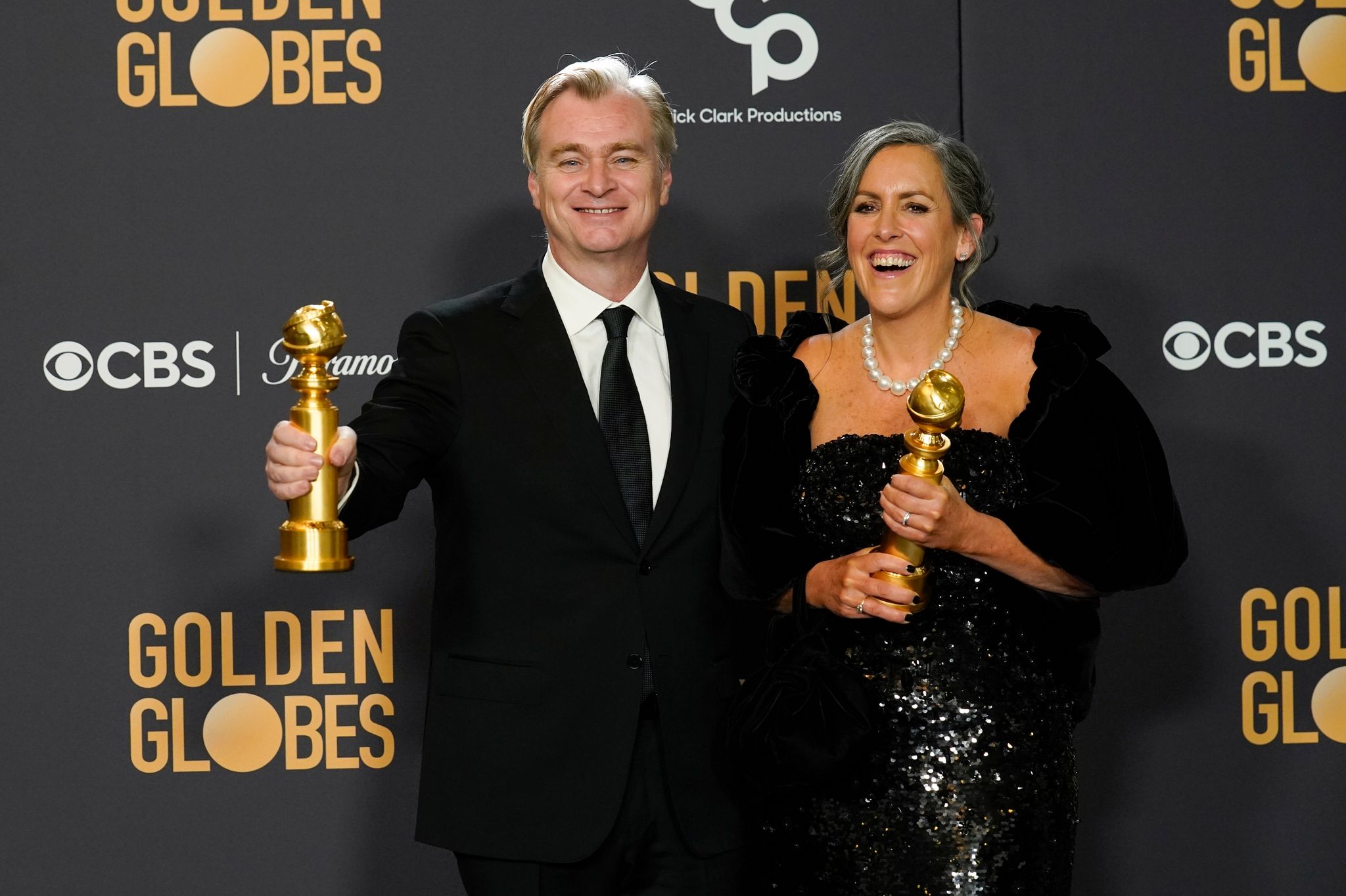 Regisseur Christopher Nolan freut sich mit seiner Frau, der Filmproduzent Emma Thomas, über die Golden Globes.