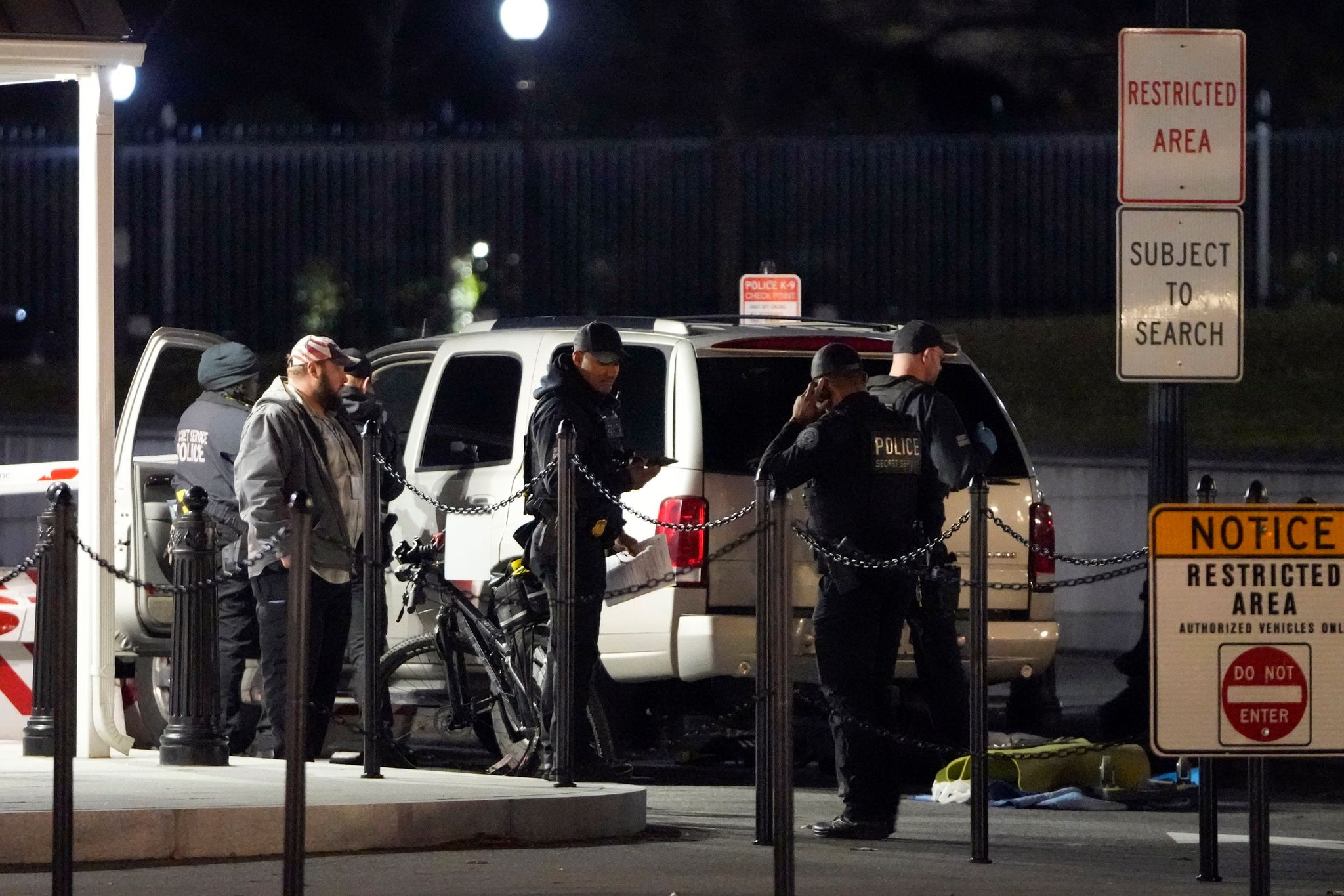 Die Polizei des Secret Service untersucht das Fahrzeug, das gegen eine Sicherheitsschranke am Eingang des Weißen Hauses gefahren ist.