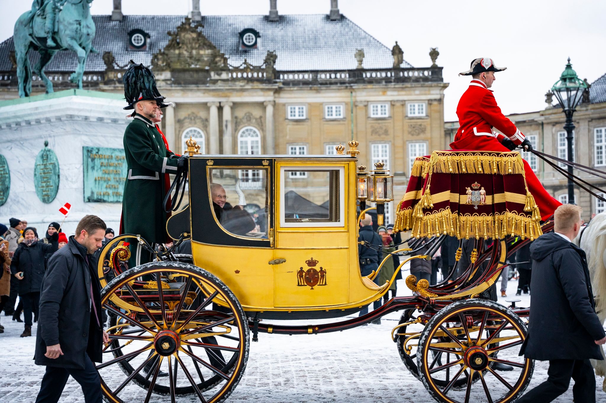 Dänemarks Königin Margrethe II. winkt, während sie in einer Pferdekutsche zum Schloss Christiansborg fährt - wo bald der Thronwechsel vollzogen wird.