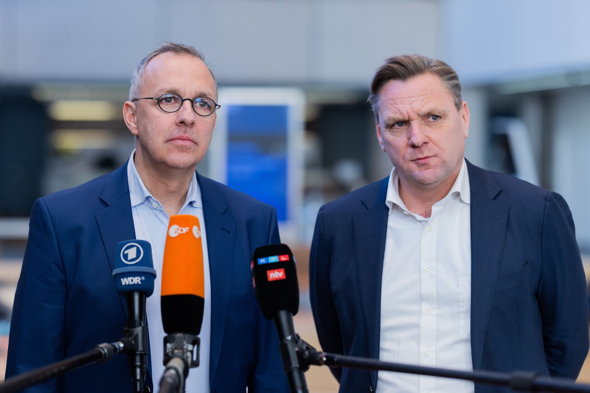 Insolvenzverwalter Stefan Denkhaus (l) und Olivier van den Bossche, Vorstandsvorsitzender von Galeria Karstadt Kaufhof, in der Konzernzentrale in Essen.