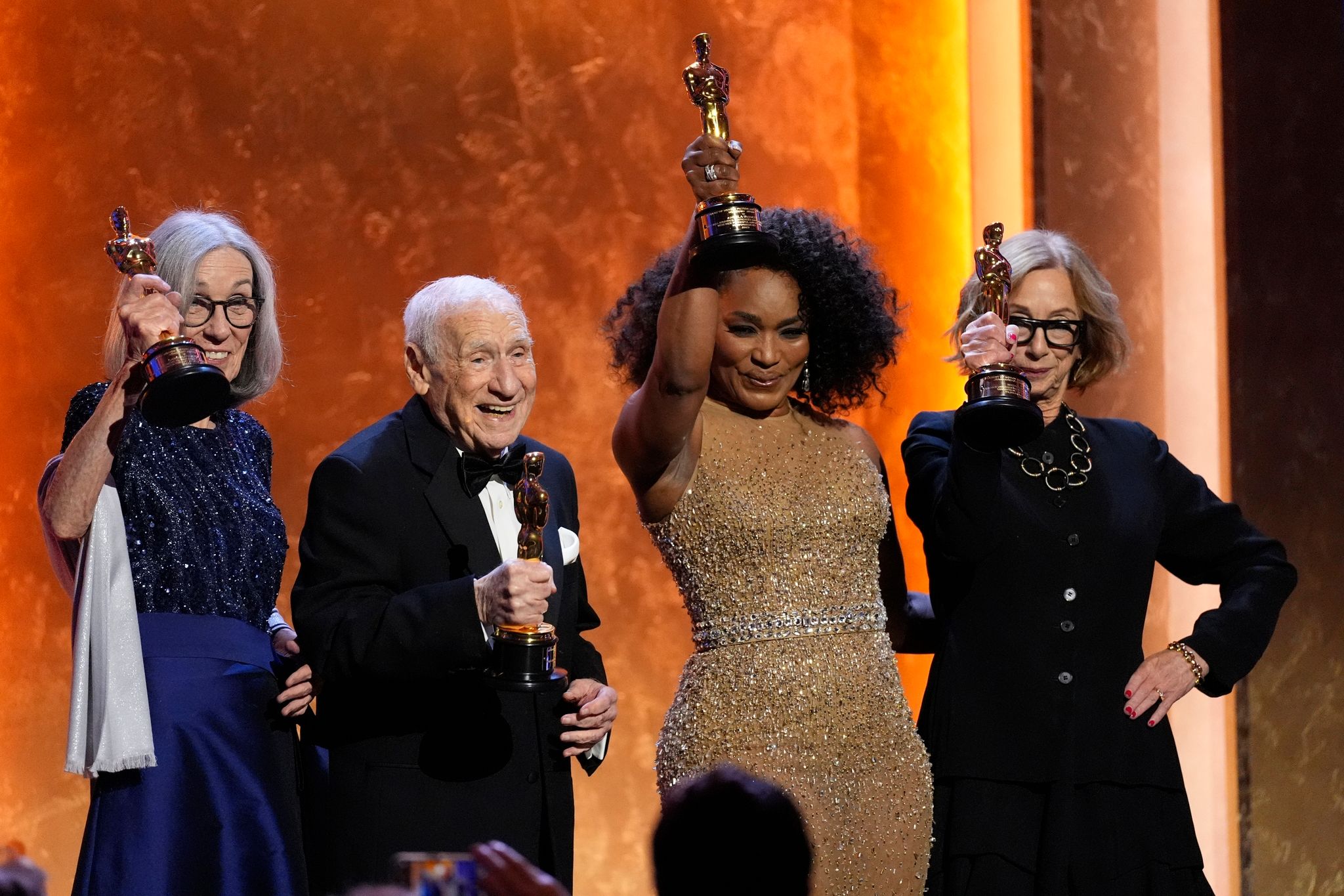 Carol Littleton (l-r), Mel Brooks, Angela Bassett und Michelle Satter präsentieren ihre Ehren-Oscars.