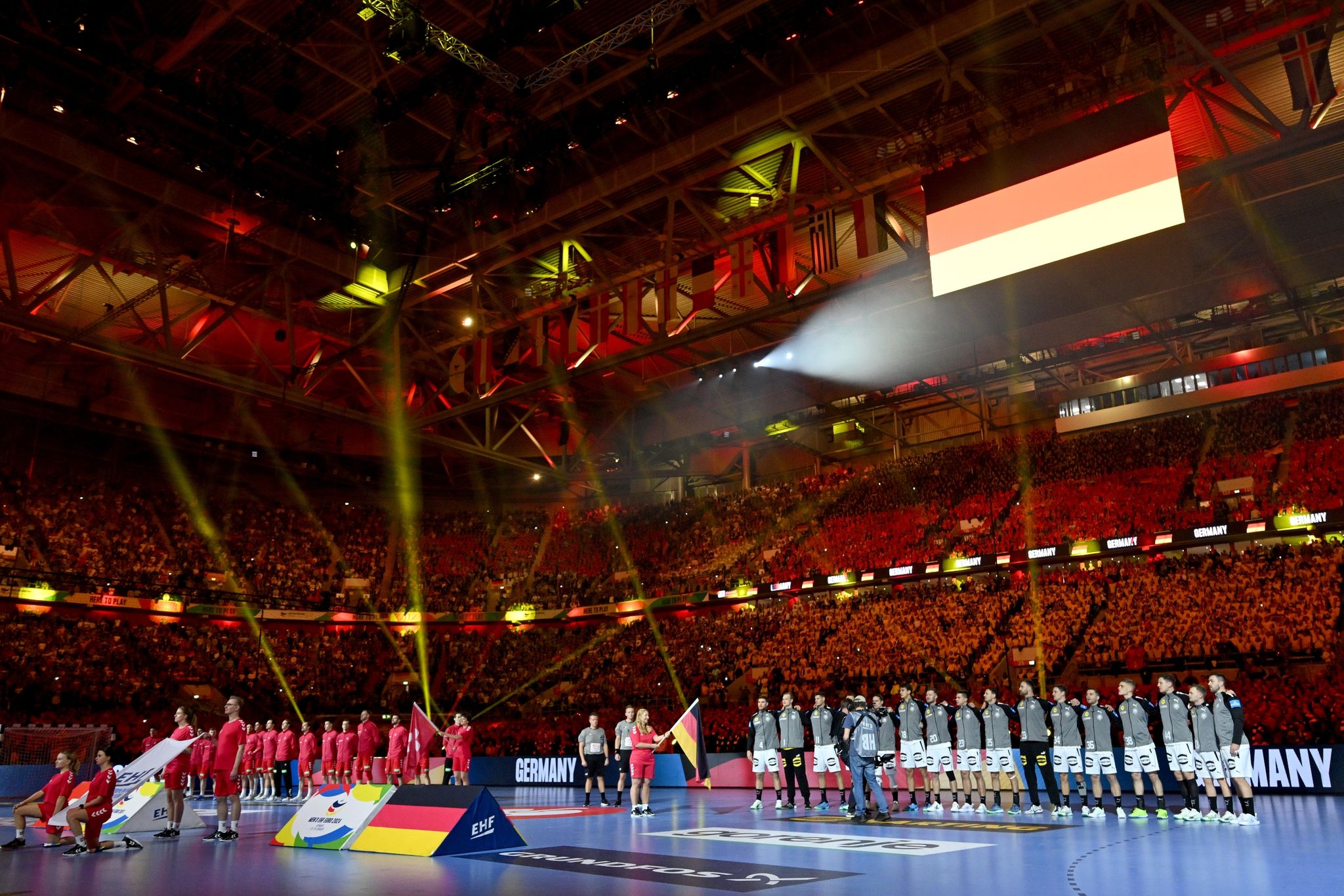 Mehr als 53.000 Zuschauer sorgten in Düsseldorf für einen Weltrekord bei einem Hallen-Handballspiel.