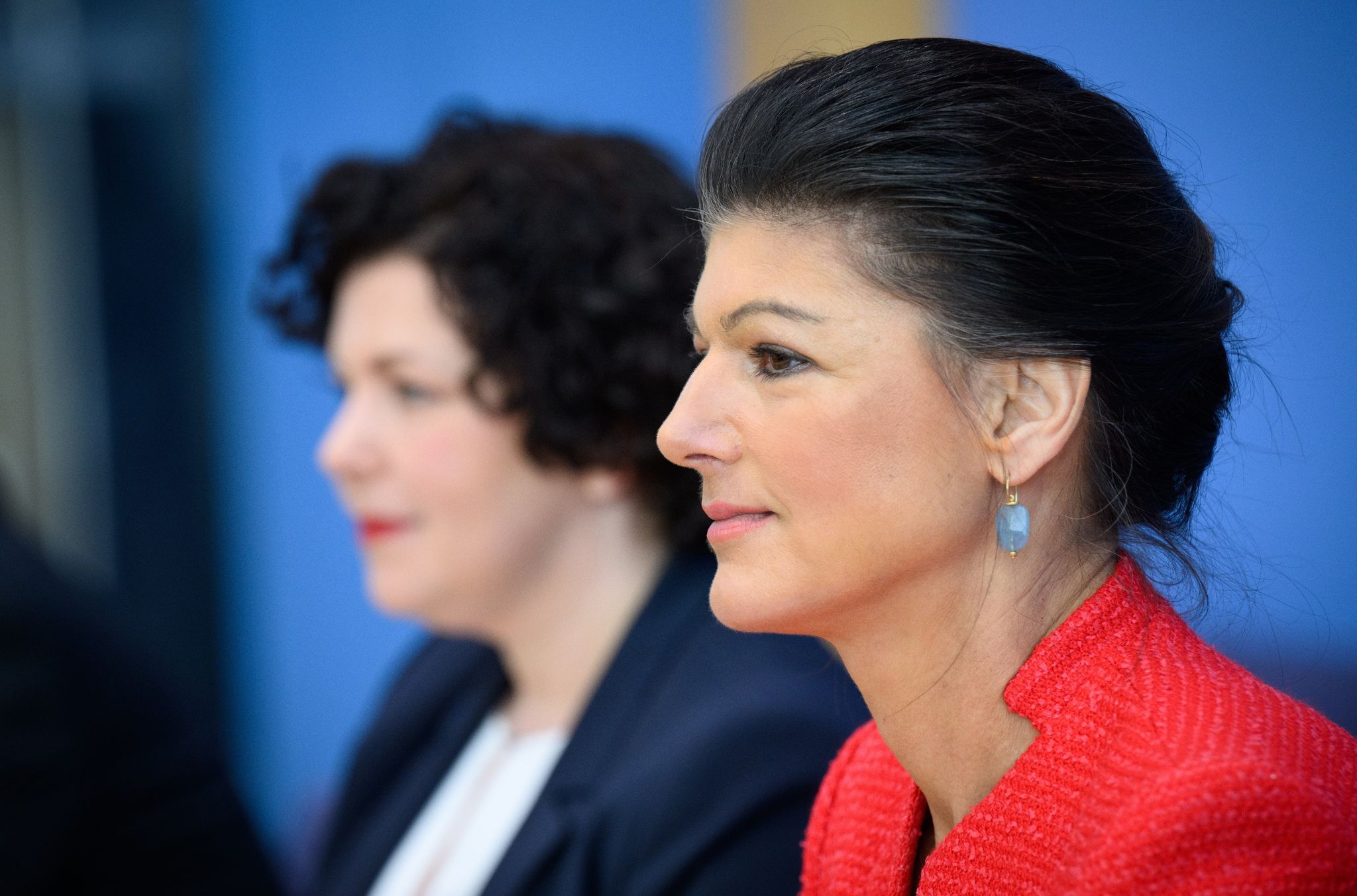 Die Bundestagsabgeordnete Sahra Wagenknecht ist in einer Doppelspitze mit der früheren Chefin der Linksfraktion, Amira Mohamed Ali (l), zur Vorsitzenden des Bündnis Sahra Wagenknecht gewählt worden.