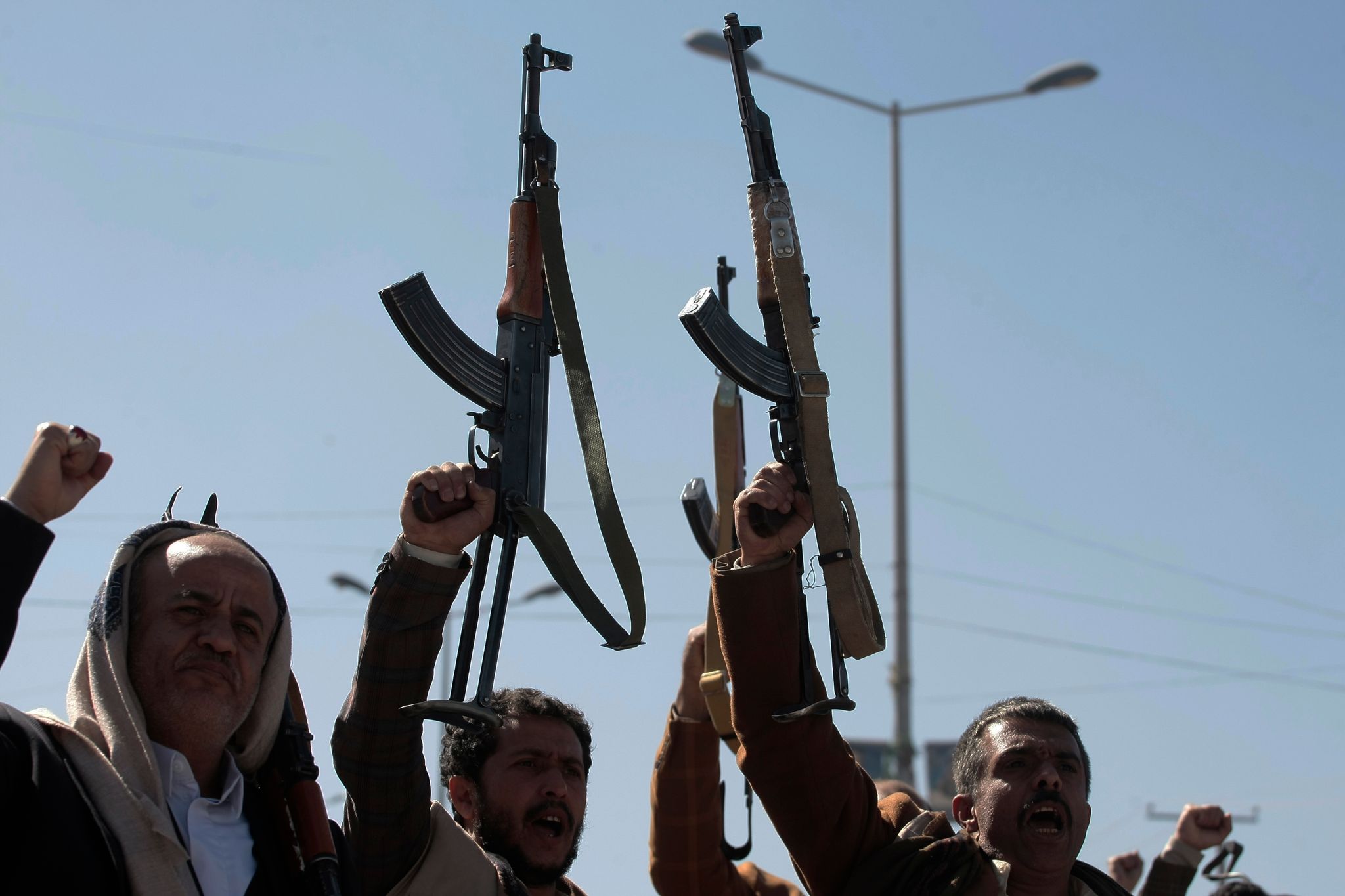 Neu rekrutierte Huthi-Rebellen am Ende ihrer Ausbildung.
