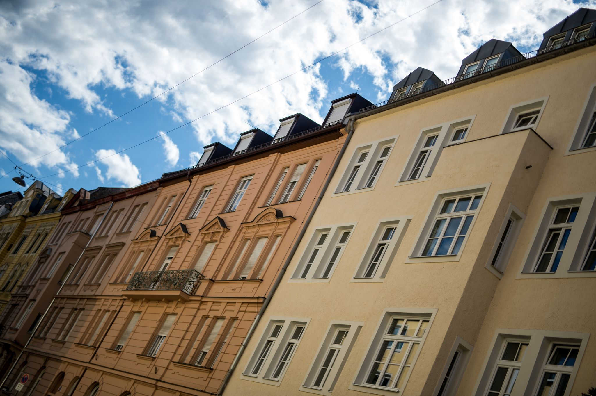 Der Mieterbund befürchtet wegen der Krise am Bau und Hunderttausender fehlender Wohnungen einen weiteren drastischen Anstieg der Mieten. Selbst in Hochpreisregionen wie hier in München seien die Mieten auch bei bestehenden Verträgen in den vergangenen beiden Jahren so stark wie noch nie gestiegen.