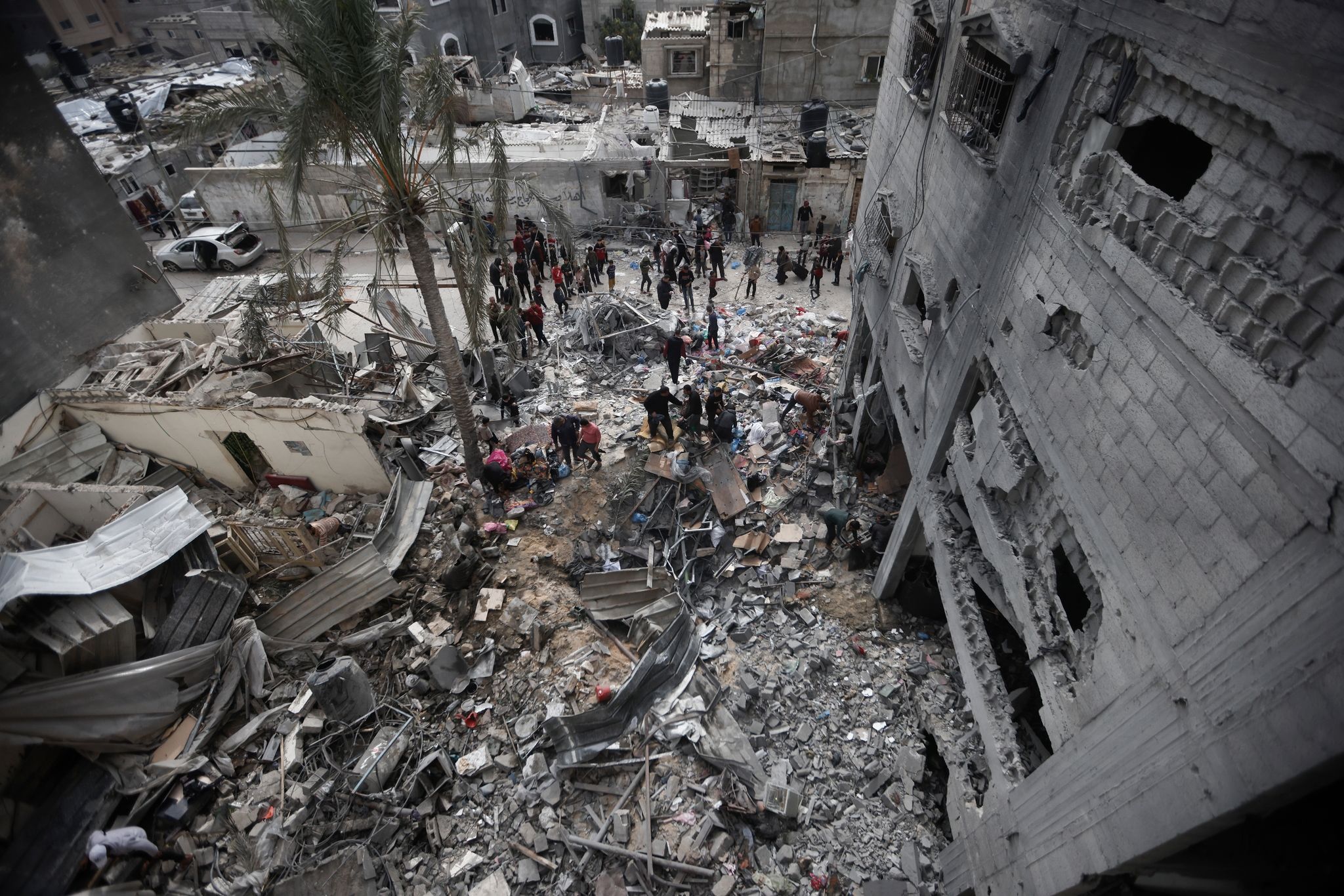 Palästinenser betrachten die Zerstörung nach einem israelischen Angriff in Chan Junis.