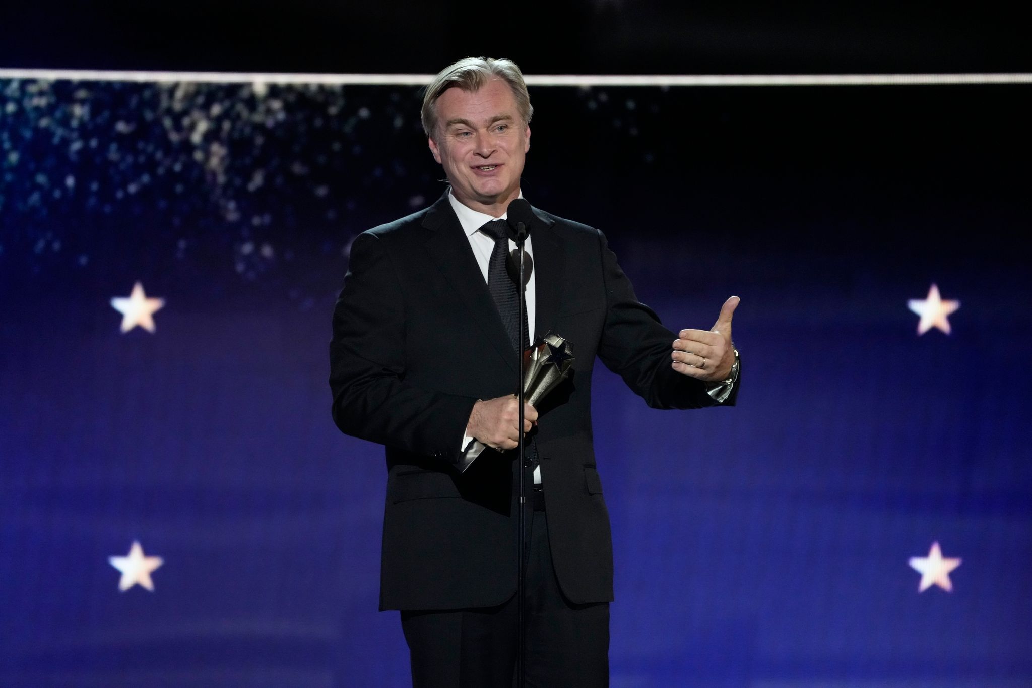 Regisseur Christopher Nolan mit dem  Preis für die beste Regie für «Oppenheimer» bei den Critics Choice Awards.