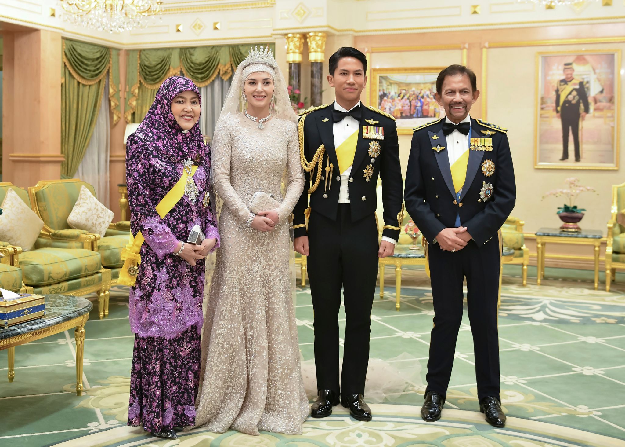 Prinz Abdul Mateen von Brunei (2.v.r) mit seiner Braut Anisha Rosnah (2.v.l) neben  Königin Hajah Saleha (l.) und dem Sultan Hassanal Bolkiah (r).