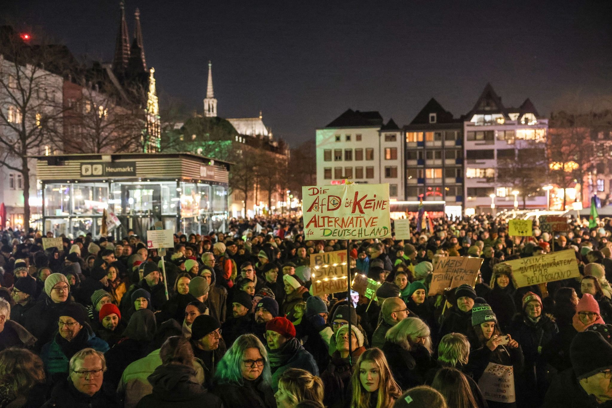 Mehr als 10.000 Menschen haben am Abend in Köln gegen die AfD demonstriert. Der Andrang war groß, die Seitenstraßen zum Kundgebungsort Heumarkt waren sogar überfüllt.