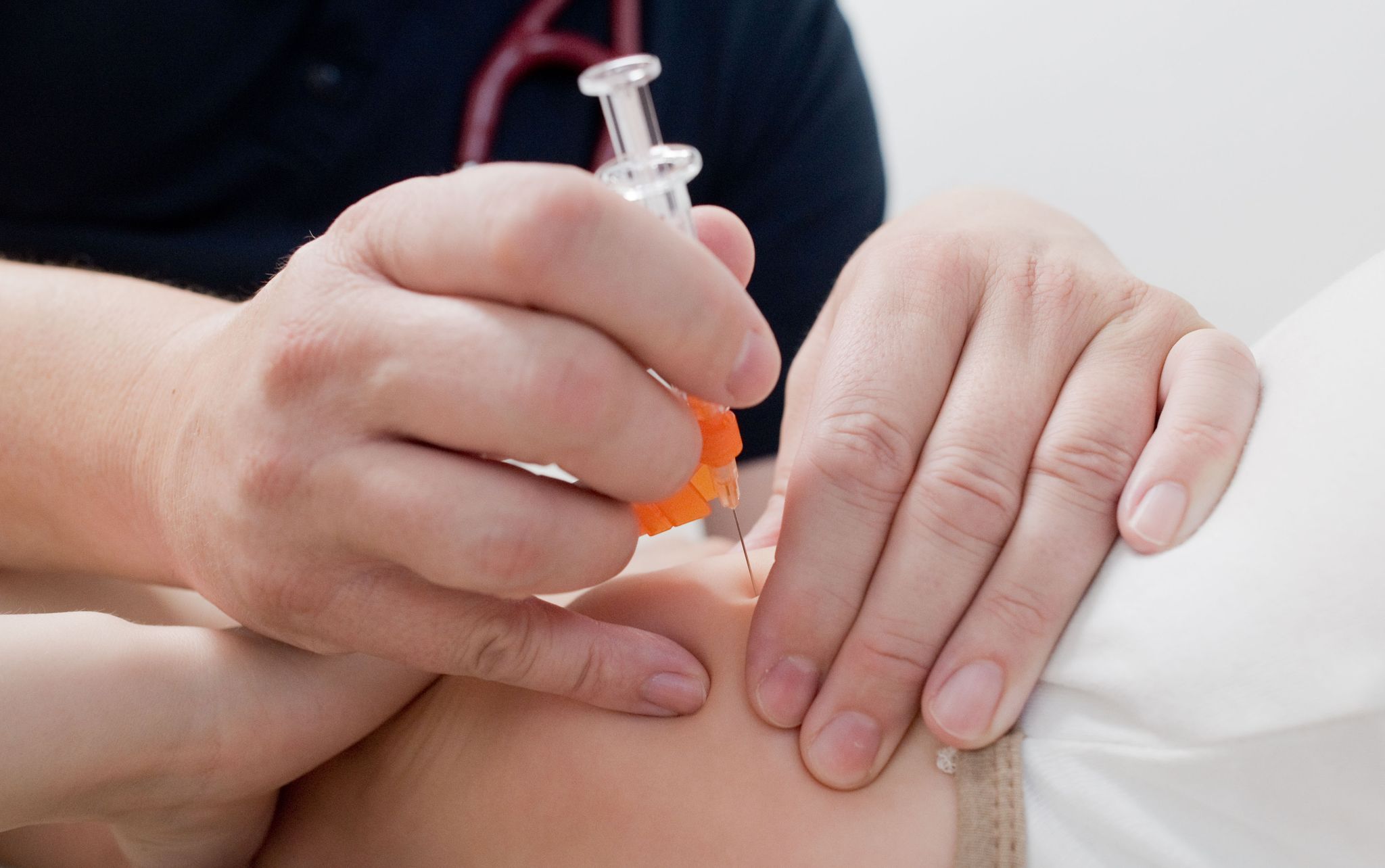 Ein Kinderarzt impft ein Kind: Säuglinge sollten ab sofort eine Impfung gegen Meningokokken B erhalten, sagt die Stiko.