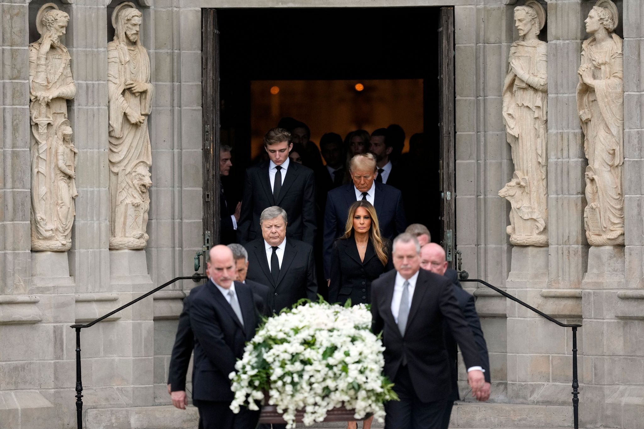 Melania Trump (Mitte r.) und ihr Vater Viktor Knavs sowie Donald Trump (hinten r.) neben Sohn Barron trauern um die Mutter der ehemaligen First Lady, Amalija Knavs.