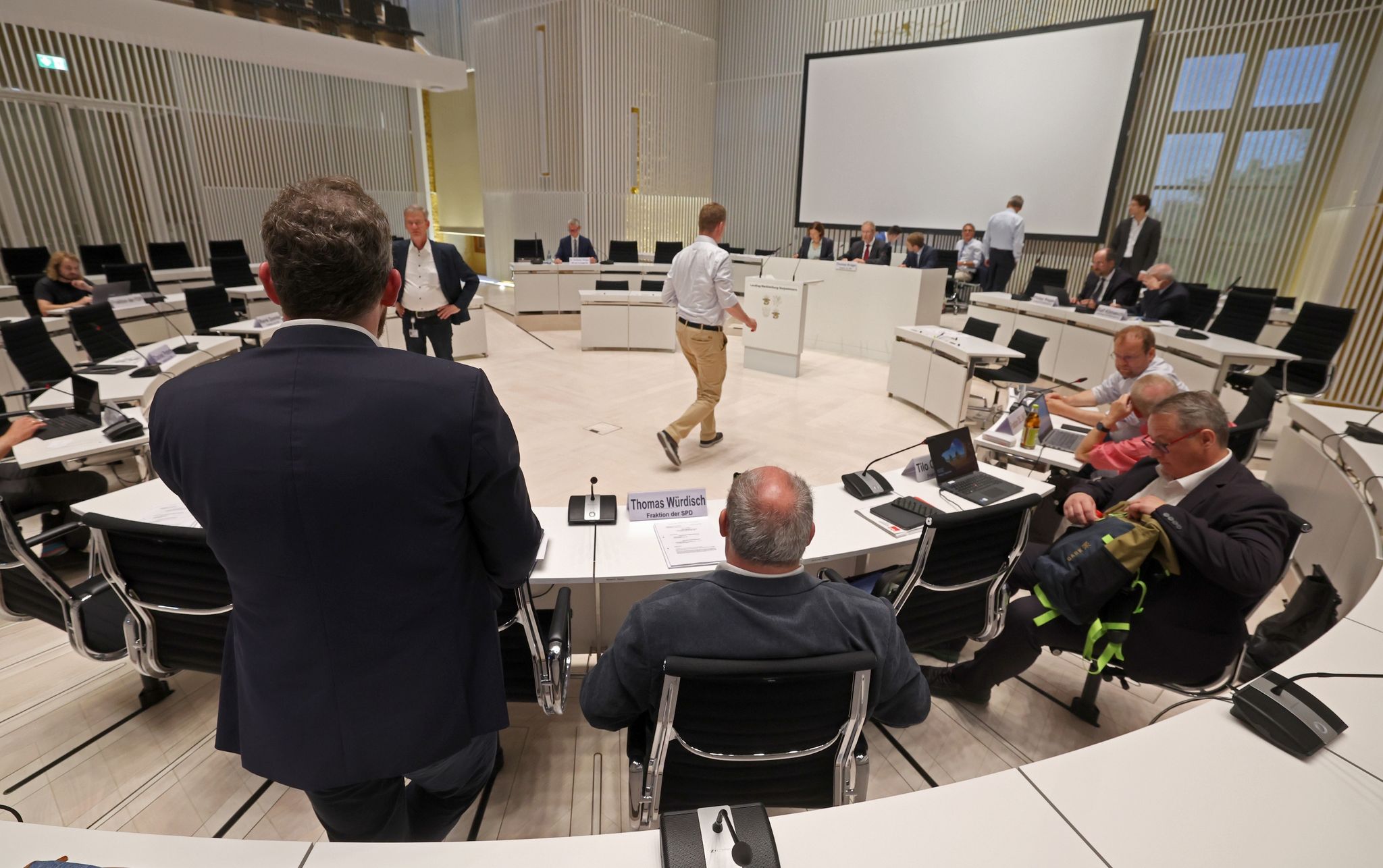 Mitglieder des Parlamentarischen Untersuchungsausschusses zur Stiftung Klima- und Umweltschutz MV im Plenarsaal des Schweriner Landtags. (Archivbild)