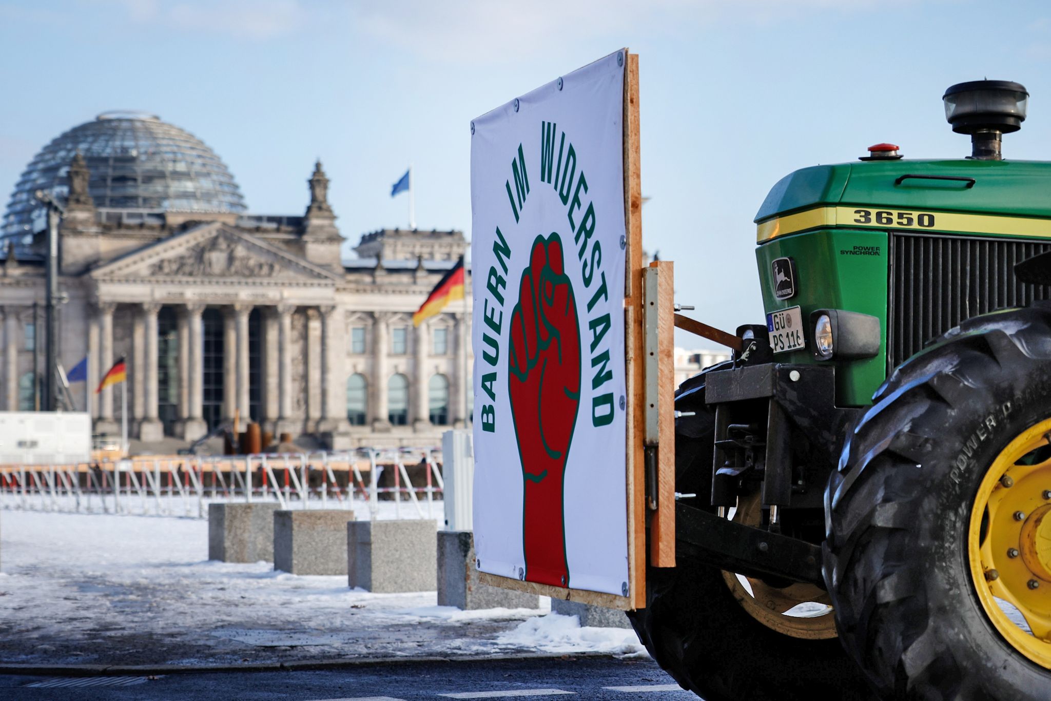 «Bauern im Widerstand» - Ein Traktor fährt am Reichstaggebäude in Berlin vorbei.