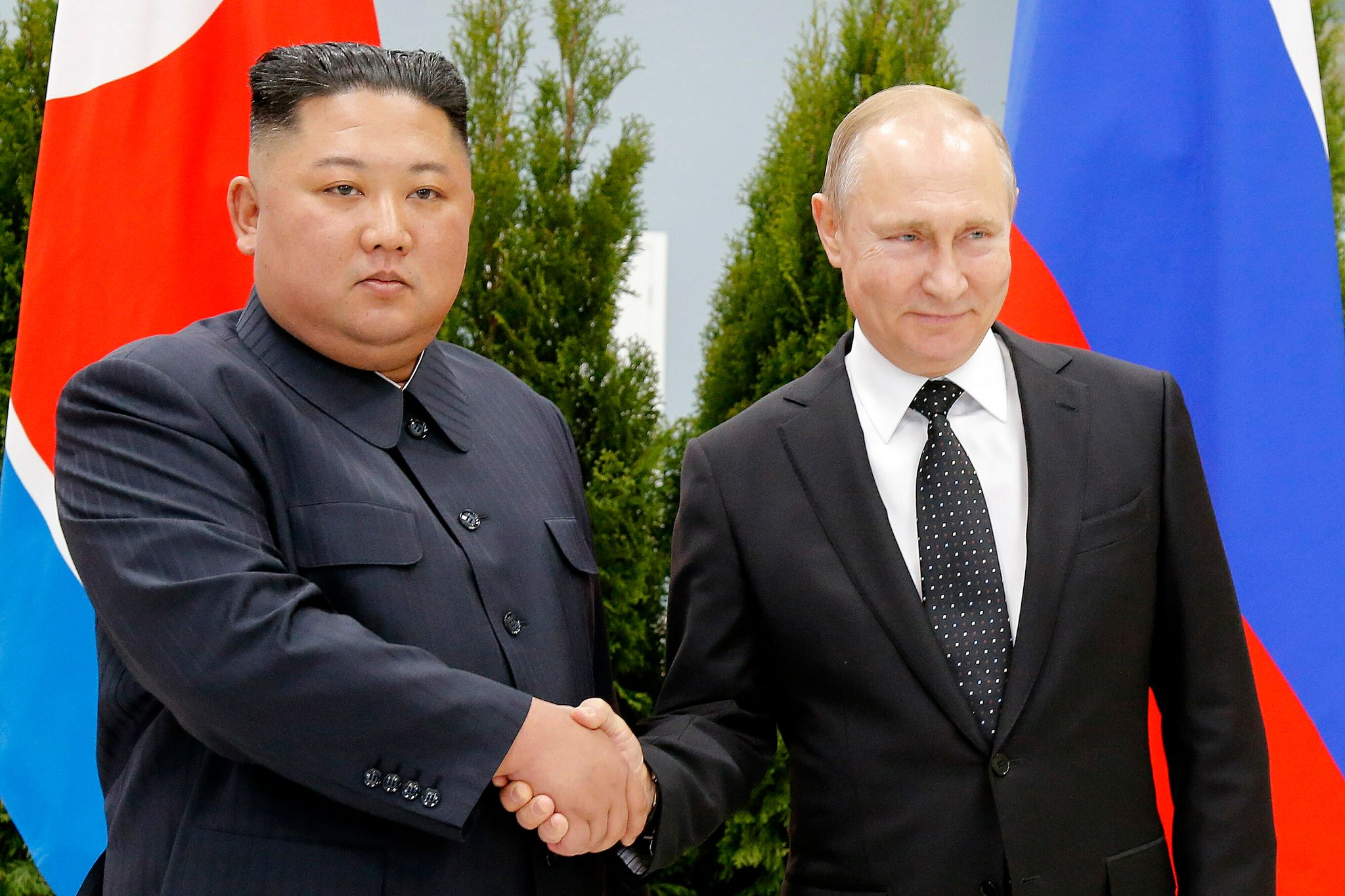Russlands Präsident Wladimir Putin (r) und Nordkoreas Machthaber Kim Jong Un haben sich bereits im vergangenen Jahr getroffen.