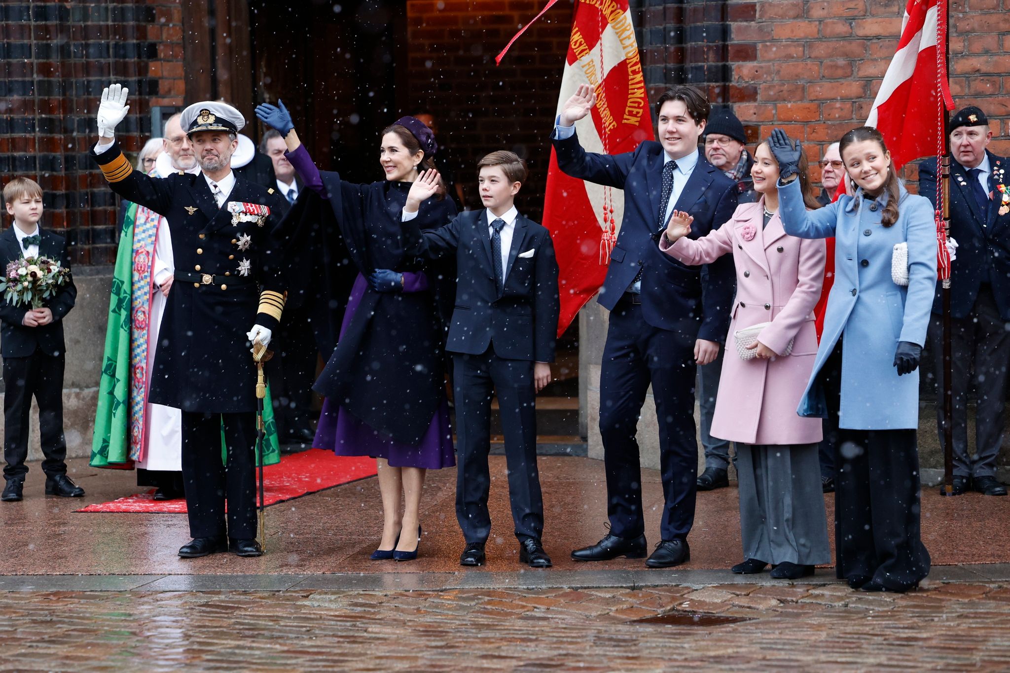 Dänemarks König Frederik X. (l-r), Königin Mary, Prinz Vincent, Kronprinz Christian, Prinzessin Isabella und Prinzessin Josephine kommen zur Feier des Thronwechsels in die Kathedrale von Aarhus.