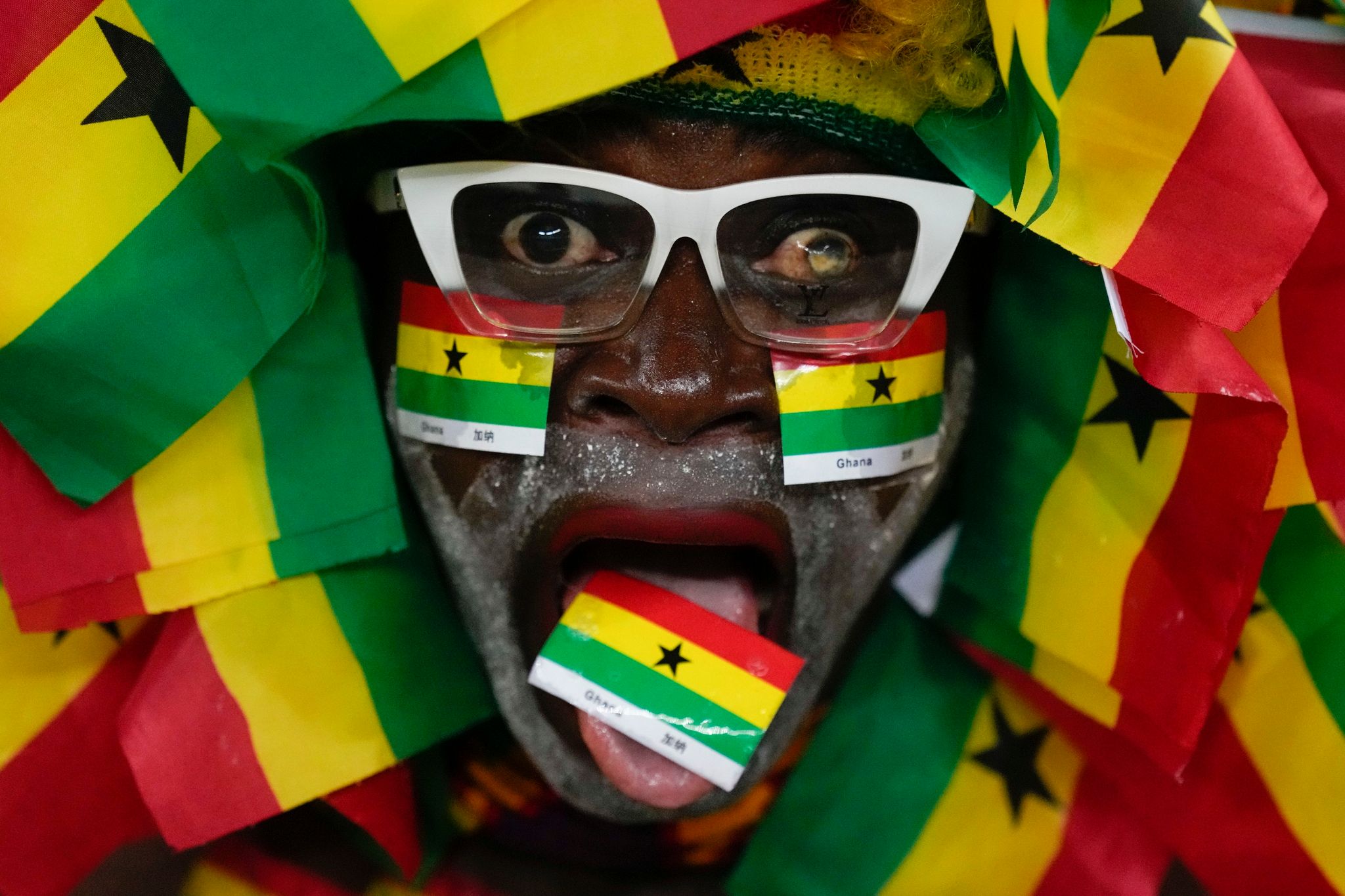 Dieser Fußballfan zeigt seine Liebe zum Land: Umgeben von den Farben Ghanas jubelt er vor dem Beginn des Spiels im Afrika-Cup.