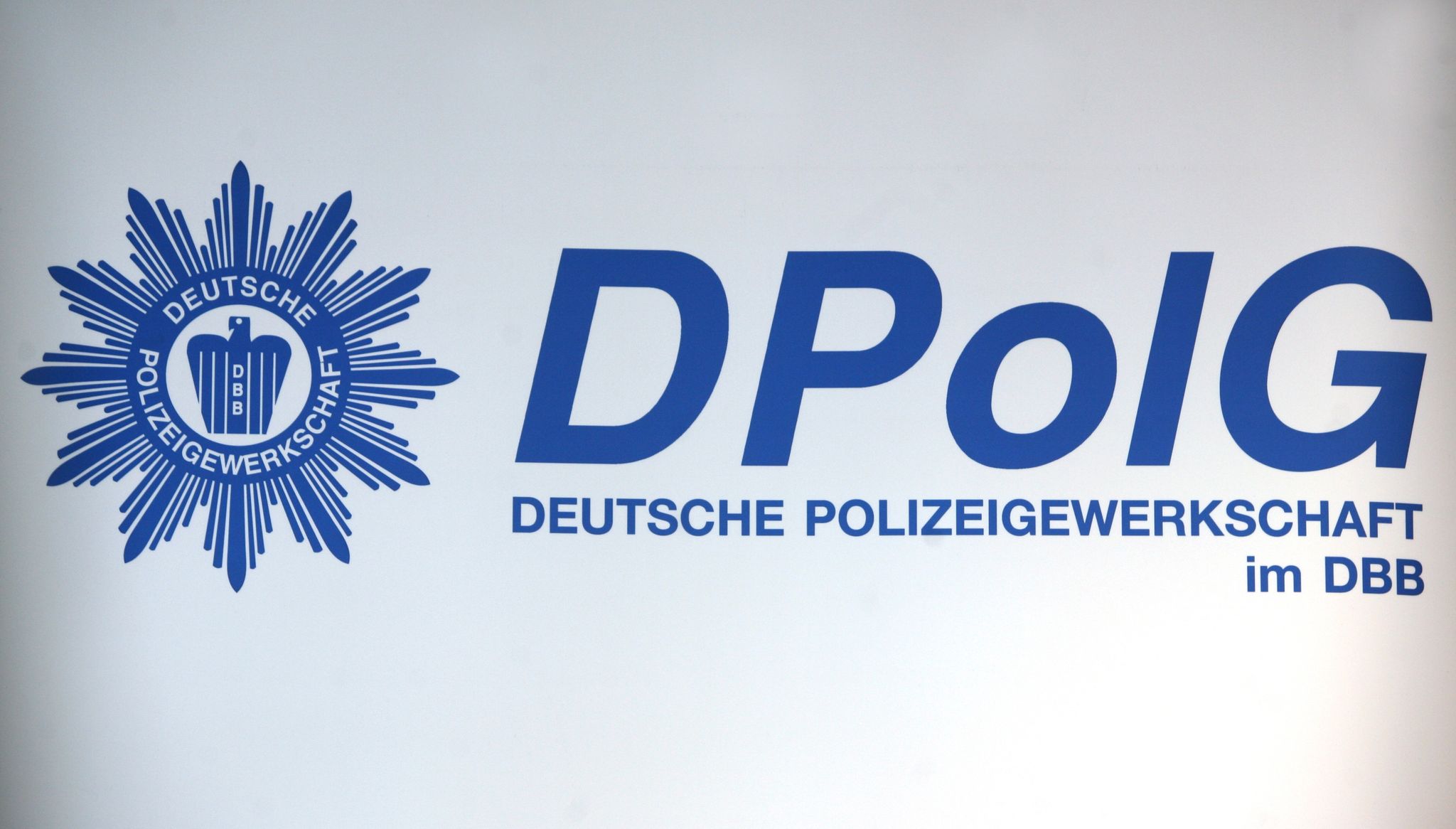 Die Polizeigewerkschaft hat einen Brief an Frank-Walter Steinmeier geschrieben. Der Grund: verfassungsrechtliche Bedenken in Bezug auf den neuen Polizeibeauftragten des Bundes.