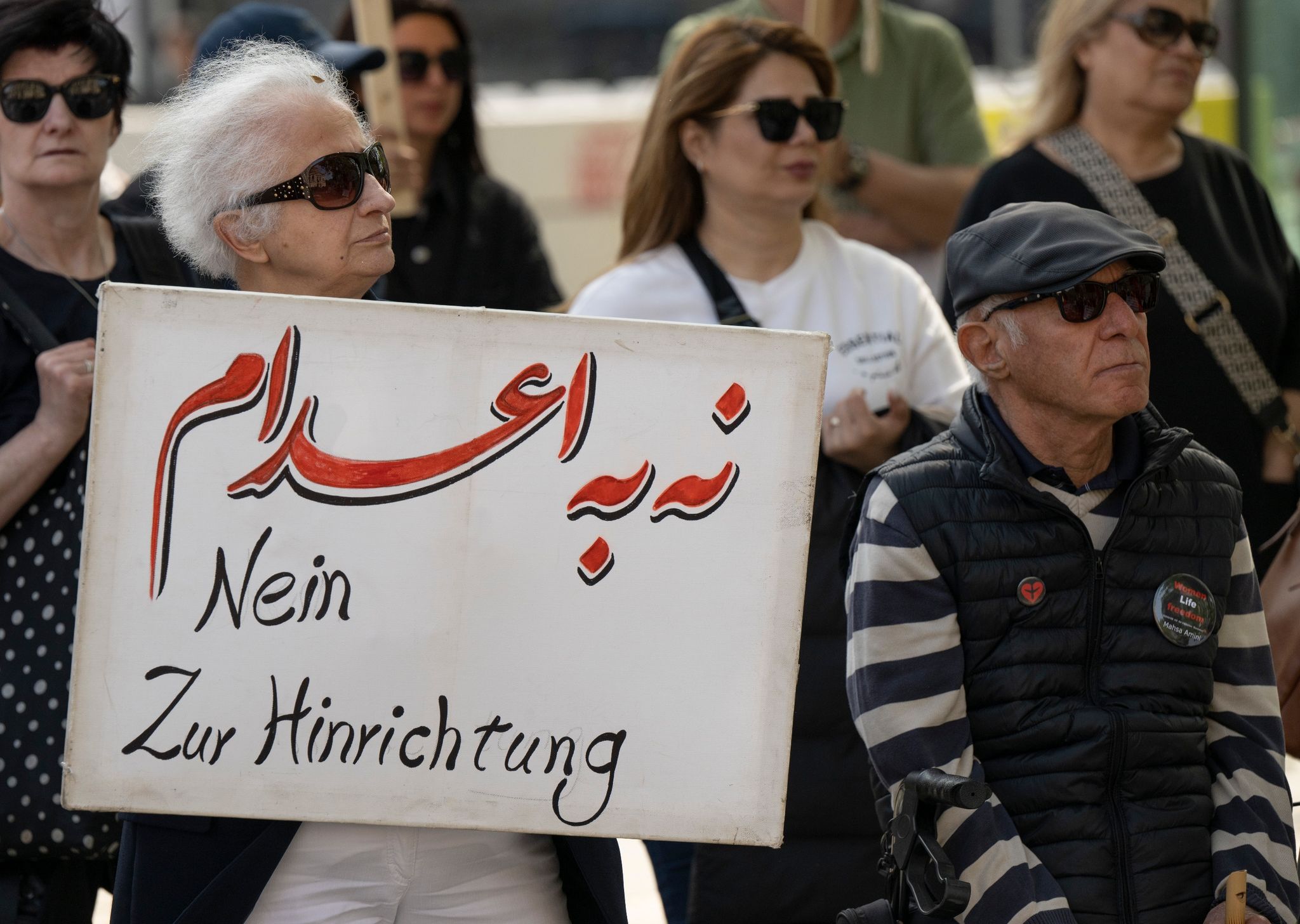 Gegen die jüngsten Hinrichtungen im Iran protestieren Exil-Iraner in Frankfurt (Archivbild).
