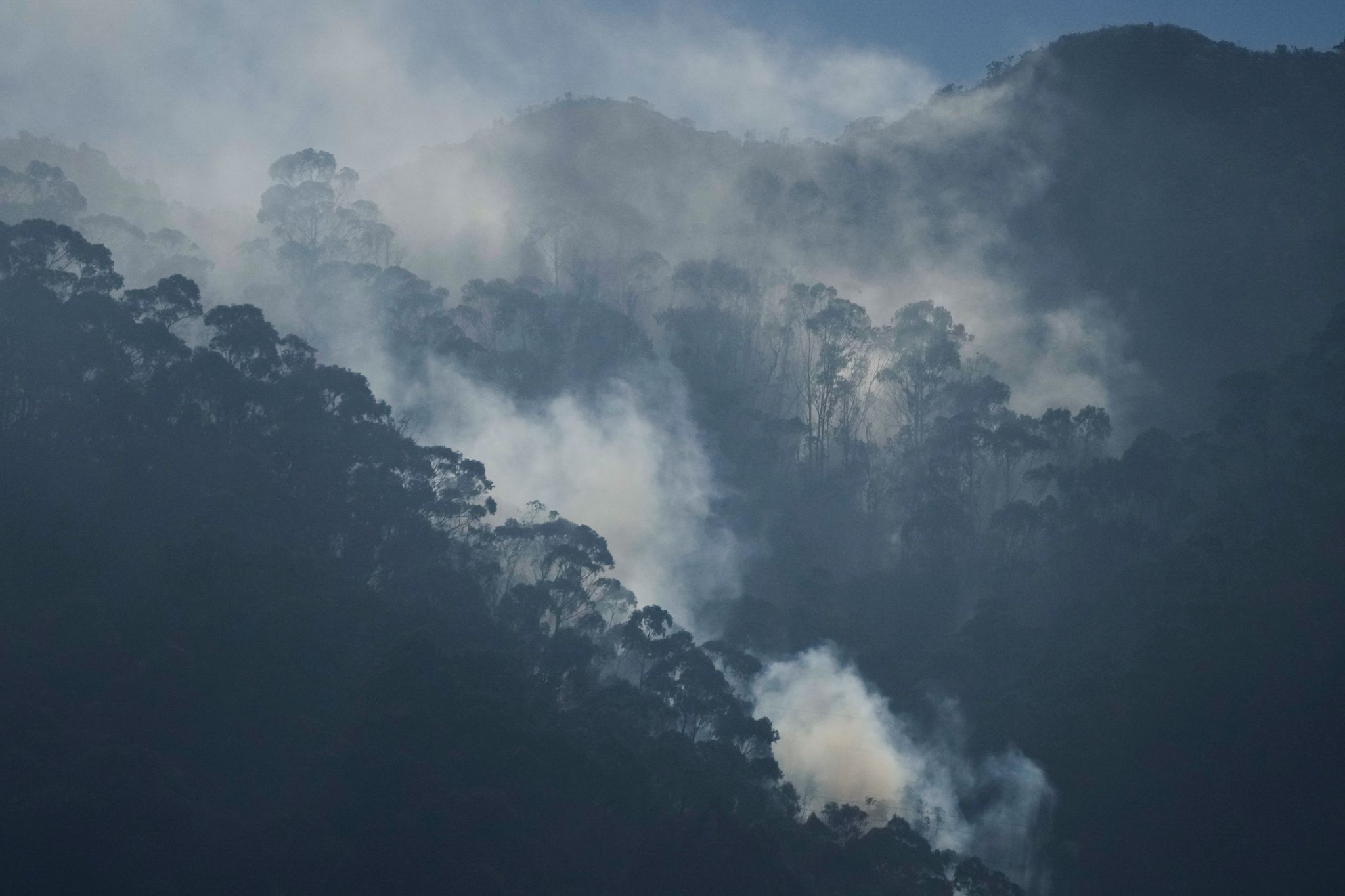 Was auf den ersten Blick wie ein malerischer Berg zwischen Nebelschwaden aussieht, ist in Wahrheit eine Katastrophe: Es handelt sich um einen Waldbrand in Bogota.