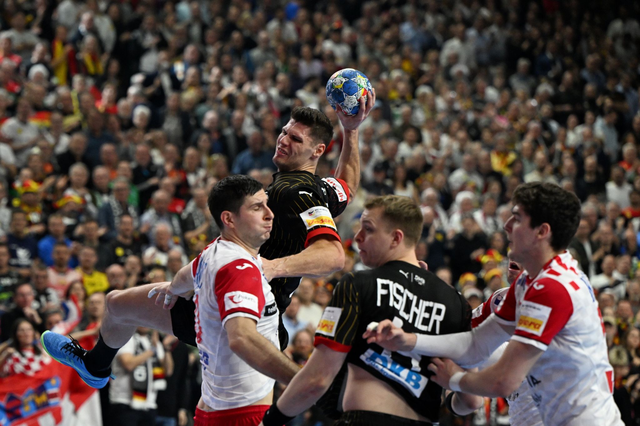 Sebastian Heymann (hinten) und die deutschen Handballer unterlagen zum Abschluss der Hauptrunde Kroatien.
