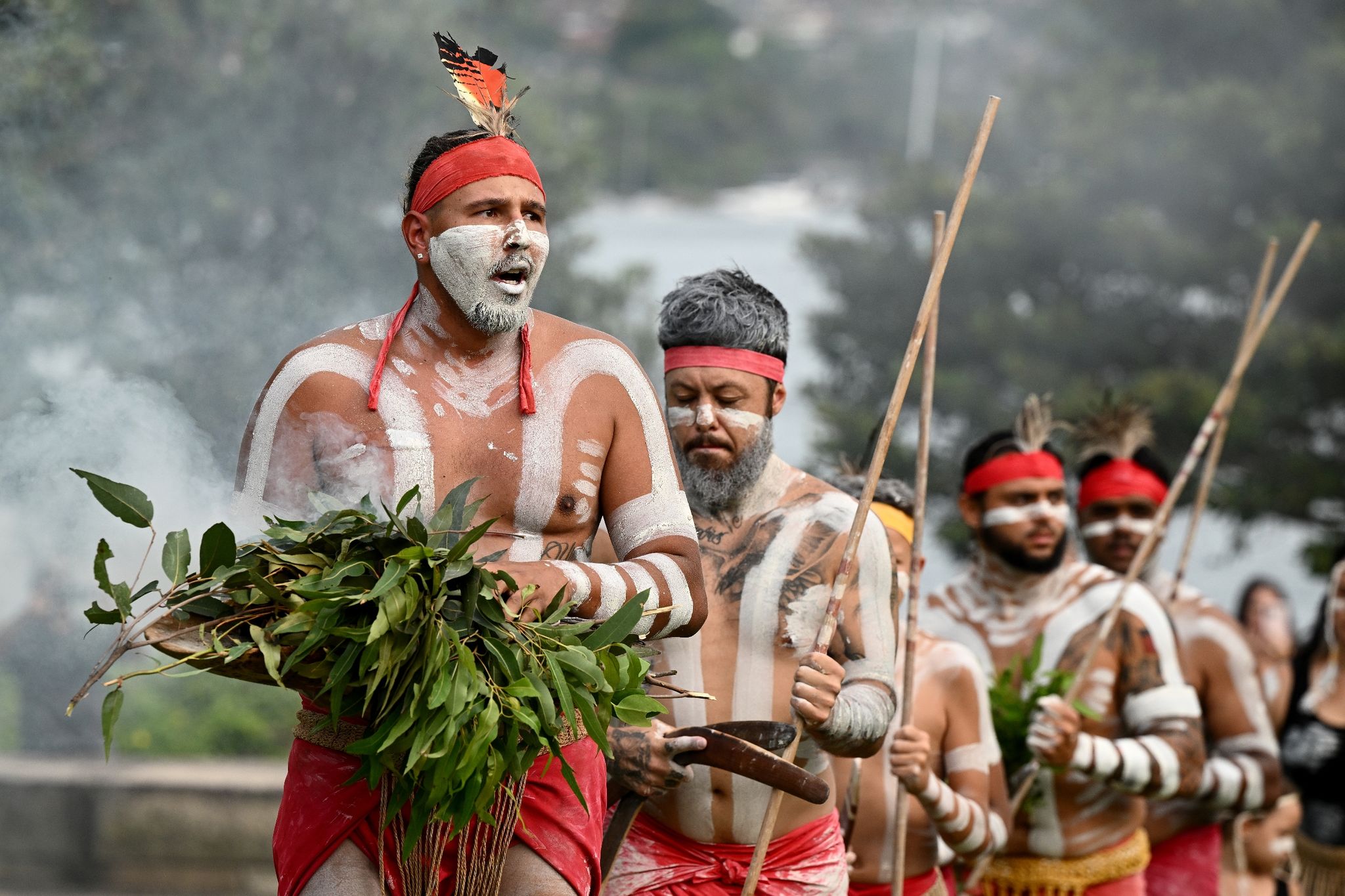 Vielerorts feiern Indigene ihre Kultur mit Tänzen und Gesängen.