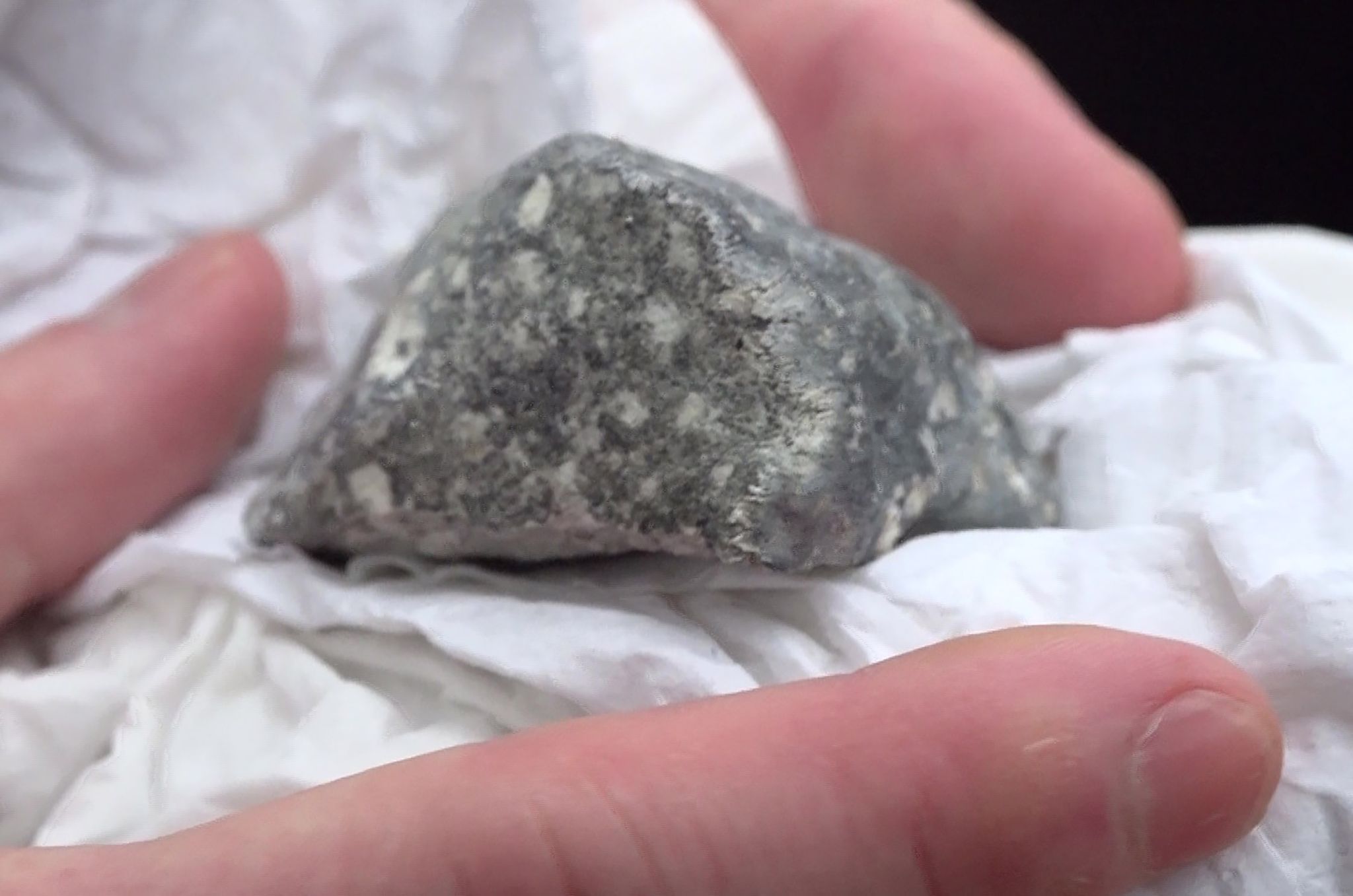Ein mutmaßliches Meteoritenteil wurde von Meteortitensuchern auf einem Feld bei Ribbeck gefunden.