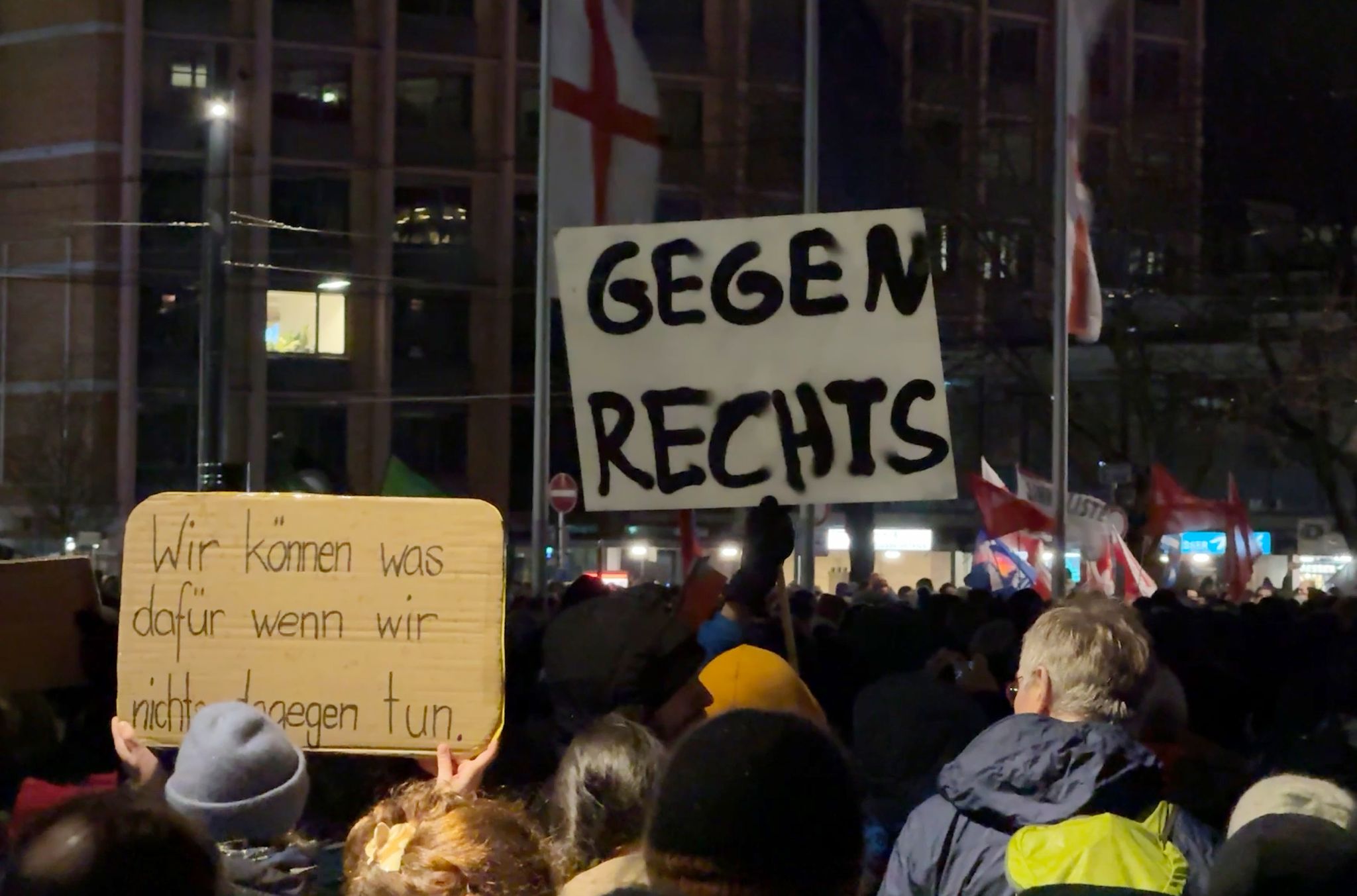Nach Bekanntwerden des Treffens extremer Rechter in Potsdam gehen deutschlandweit Menschen auf die Straße - in Potsdam wollen auch die Behörden aktiv werden.