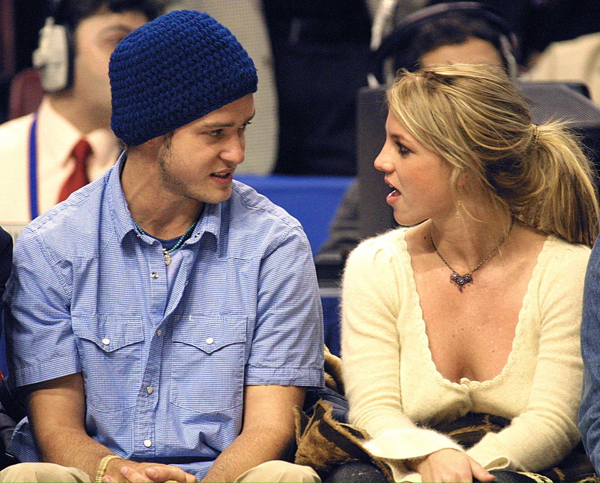 Britney Spears zusammen mit ihrem damaligen Freund Justin Timberlake bei einem NBA All-Star Game im Jahr 2002.